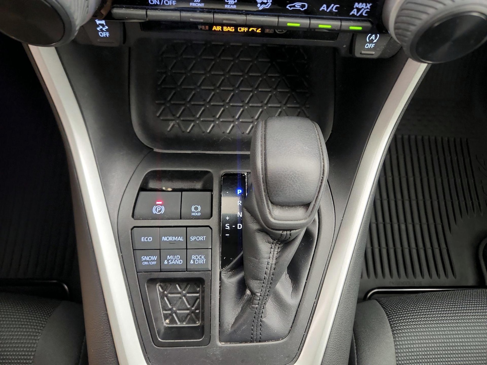 2023 Toyota RAV4 LE - Photo 18