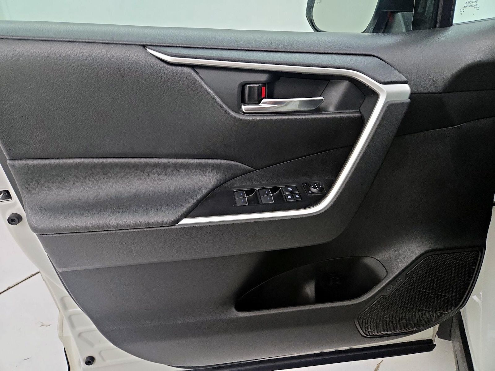 2022 Toyota RAV4 XLE - Photo 13