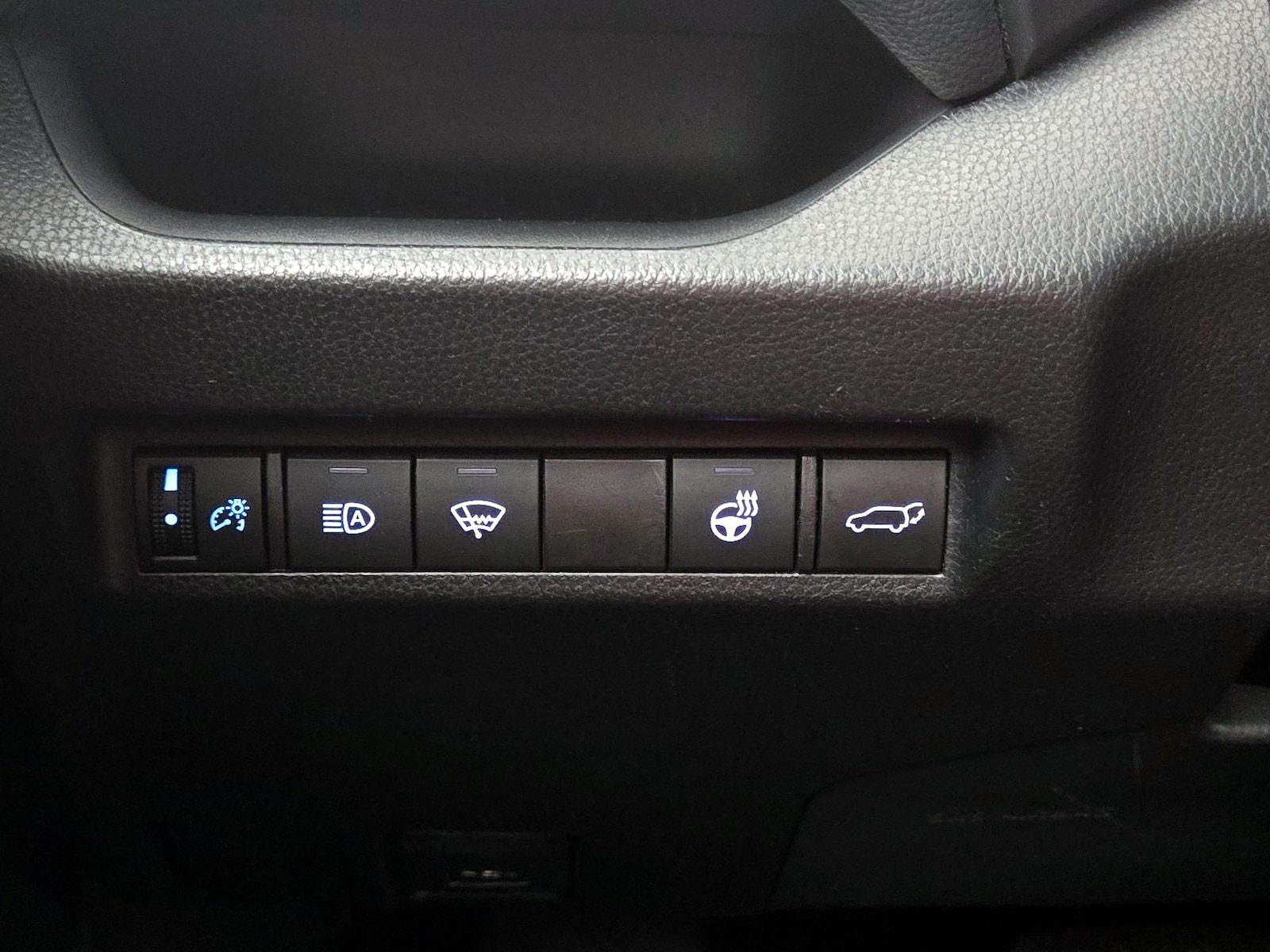 2022 Toyota RAV4 XLE - Photo 14