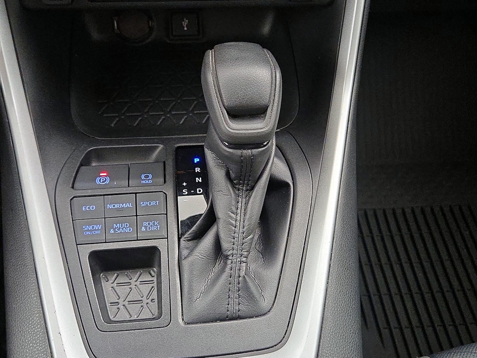 2022 Toyota RAV4 XLE - Photo 18