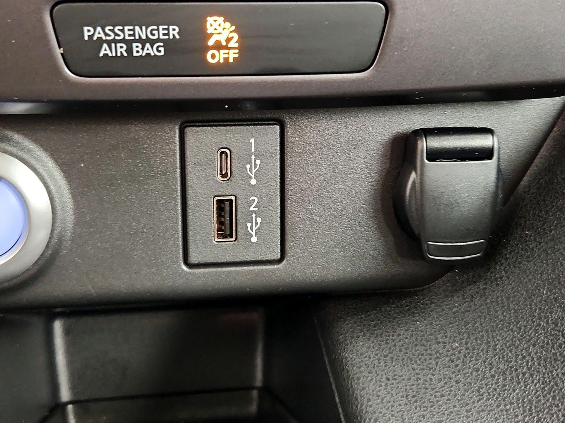 Thumbnail: 2023 Nissan Leaf - 18