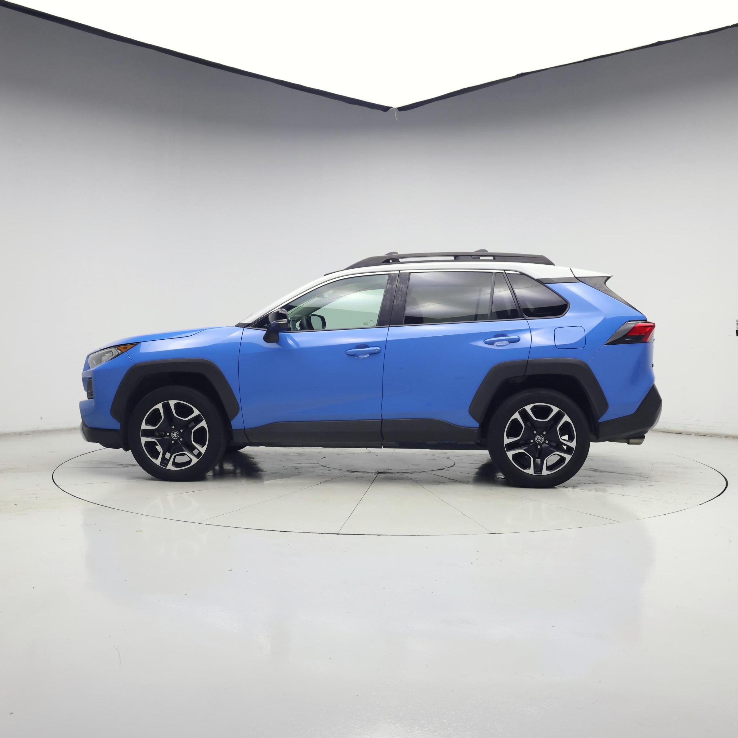 Thumbnail: 2019 Toyota RAV4 - 3