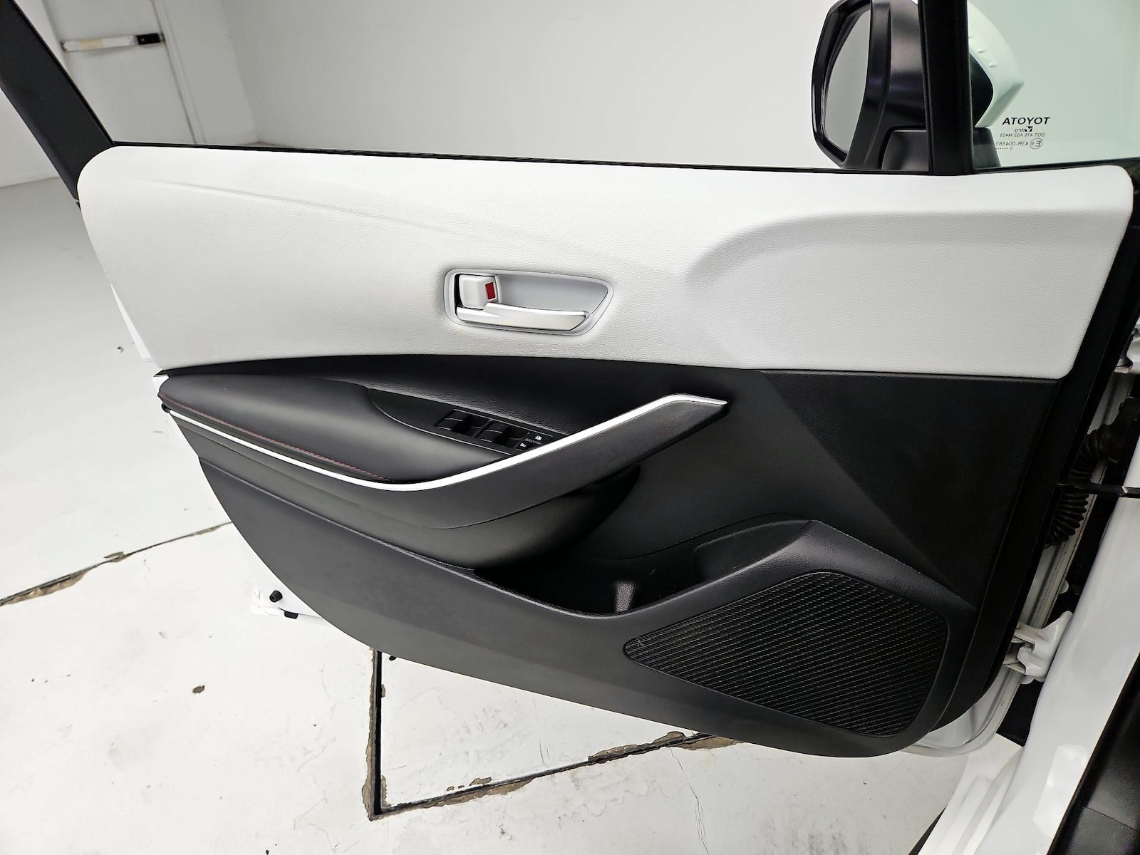 2025 Toyota Corolla SE - Photo 13