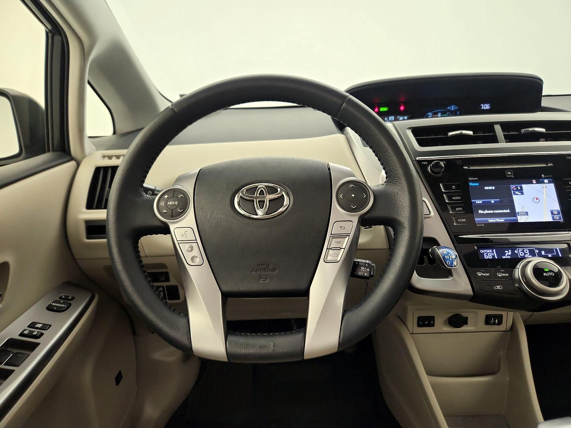 Thumbnail: 2017 Toyota Prius v - 10