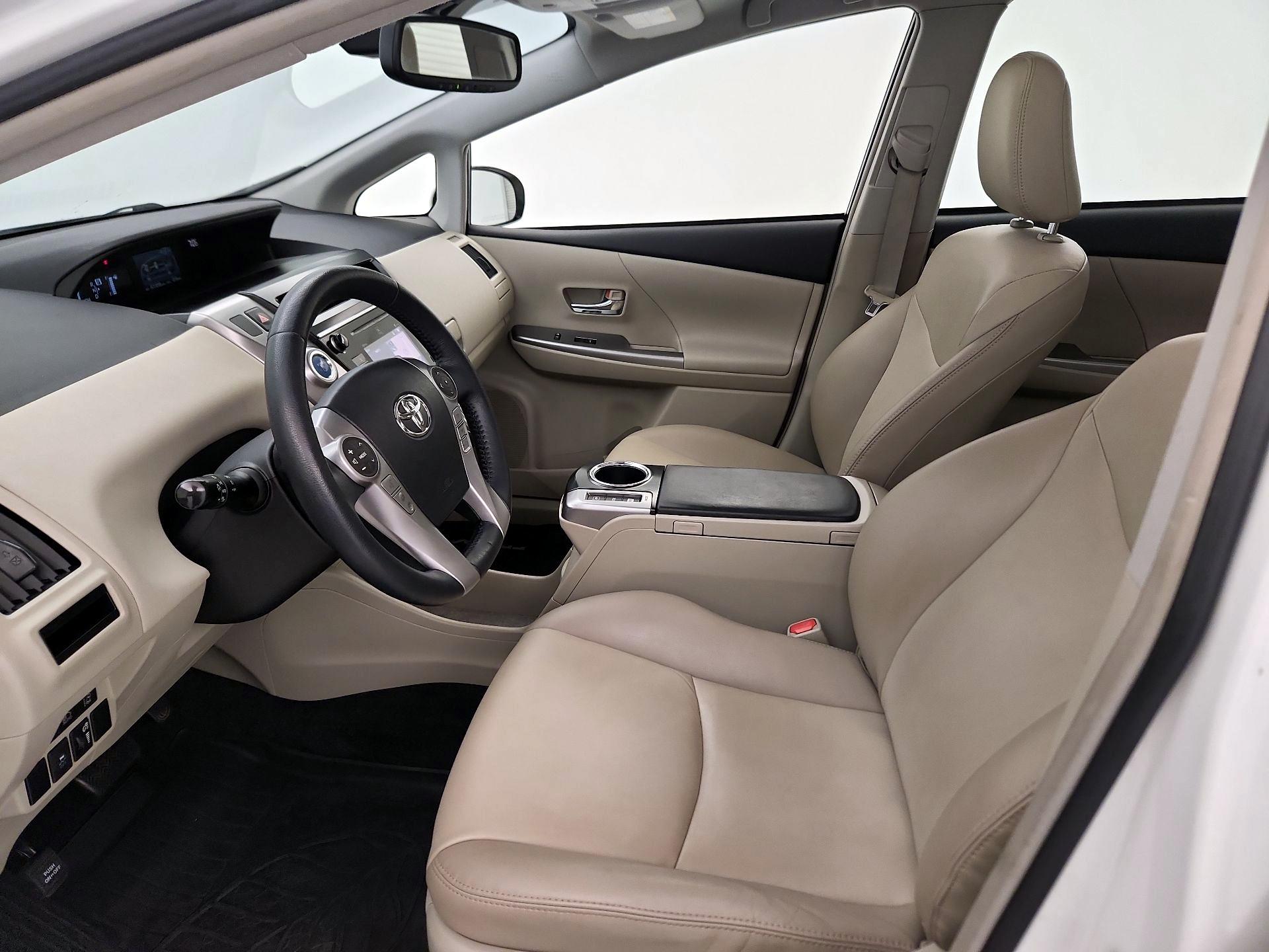 Thumbnail: 2017 Toyota Prius v - 11