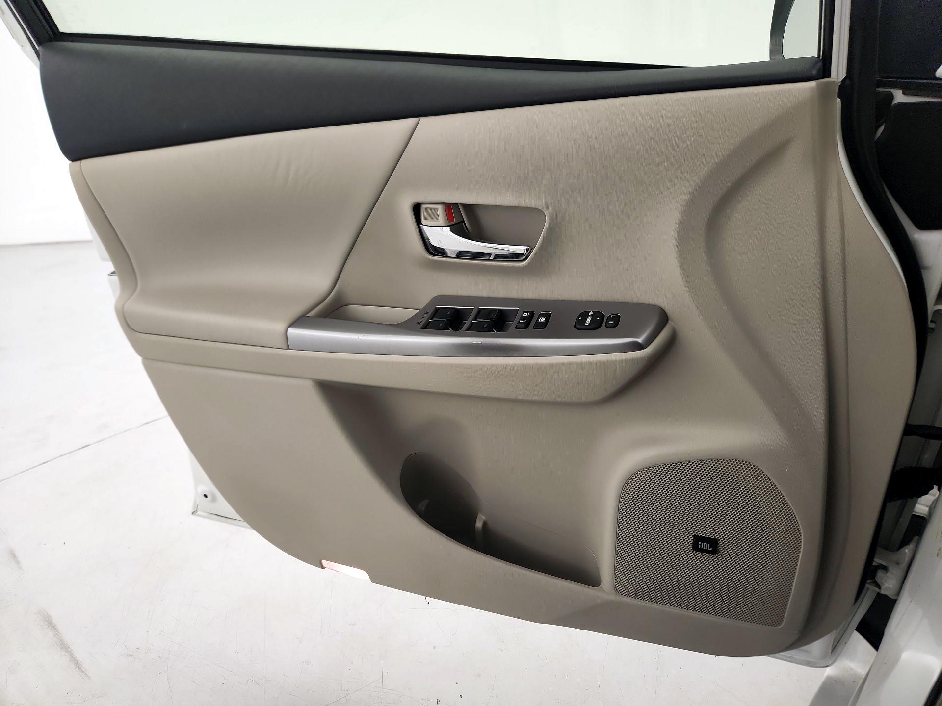 Thumbnail: 2017 Toyota Prius v - 12