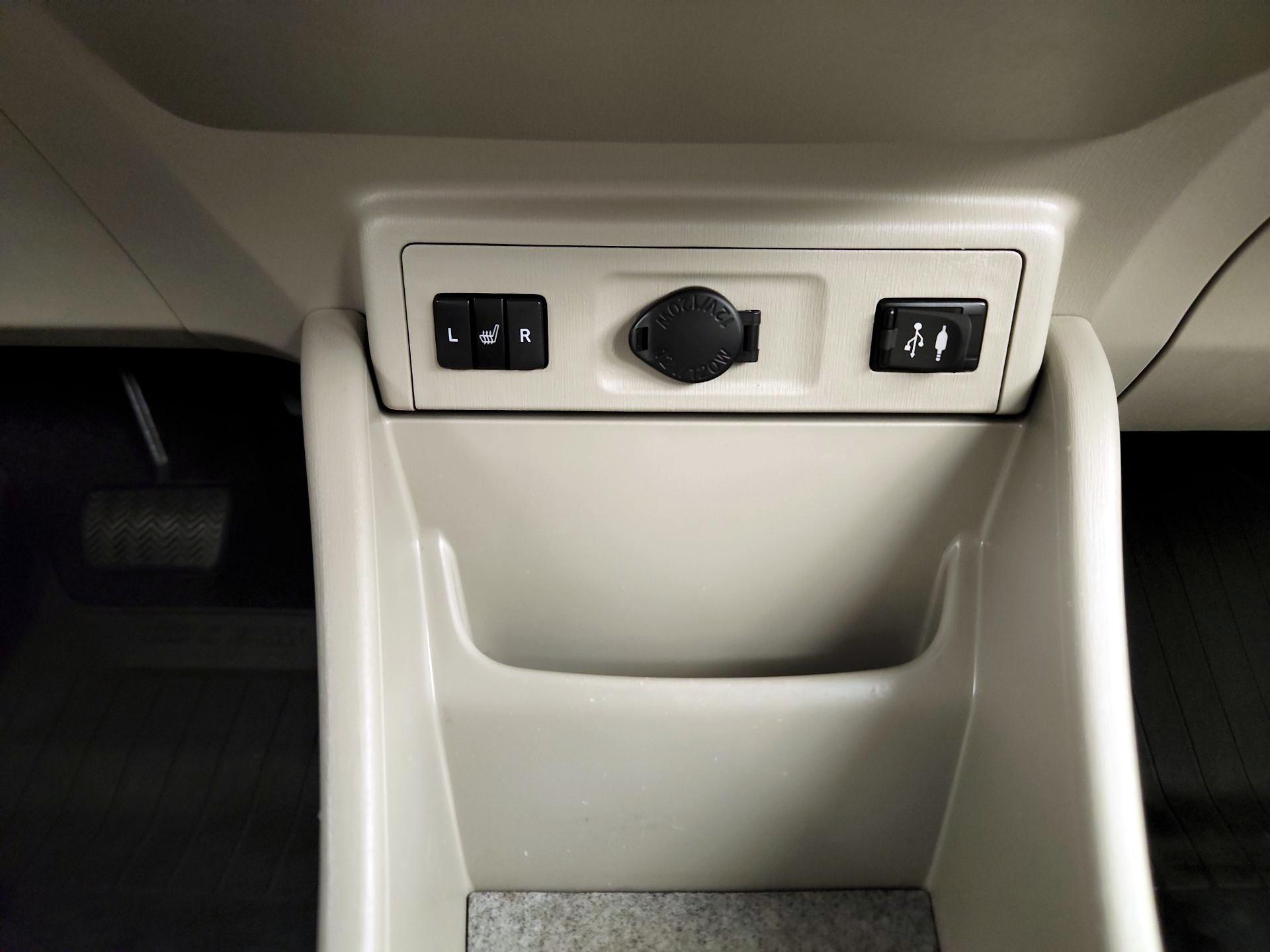 Thumbnail: 2017 Toyota Prius v - 18