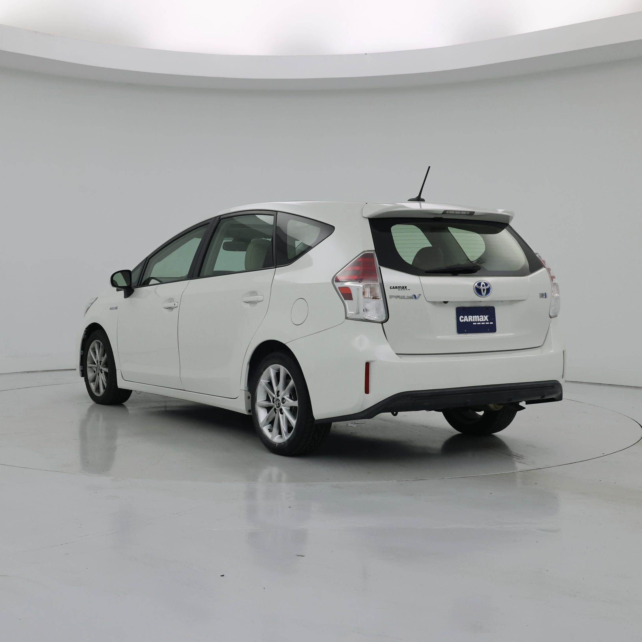Thumbnail: 2017 Toyota Prius v - 2
