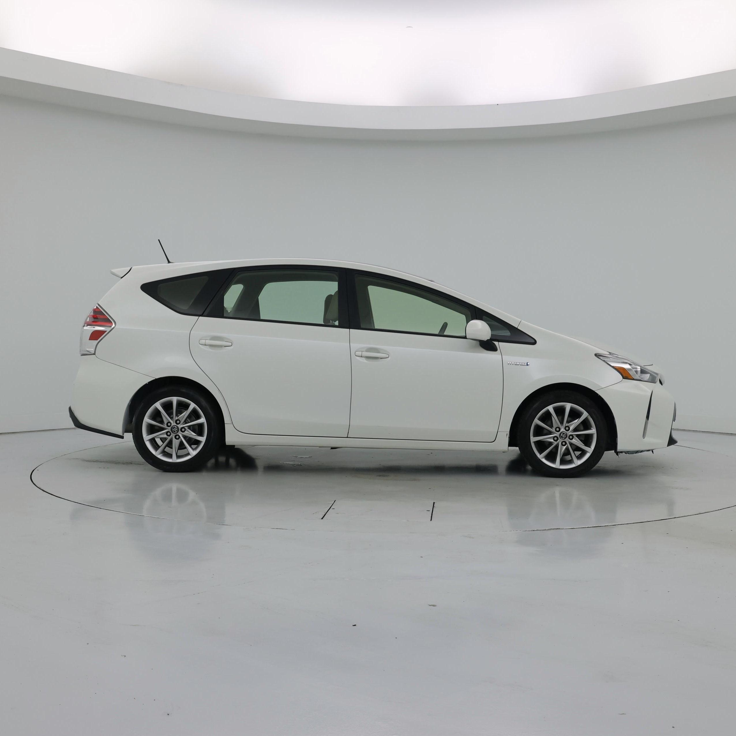 Thumbnail: 2017 Toyota Prius v - 7