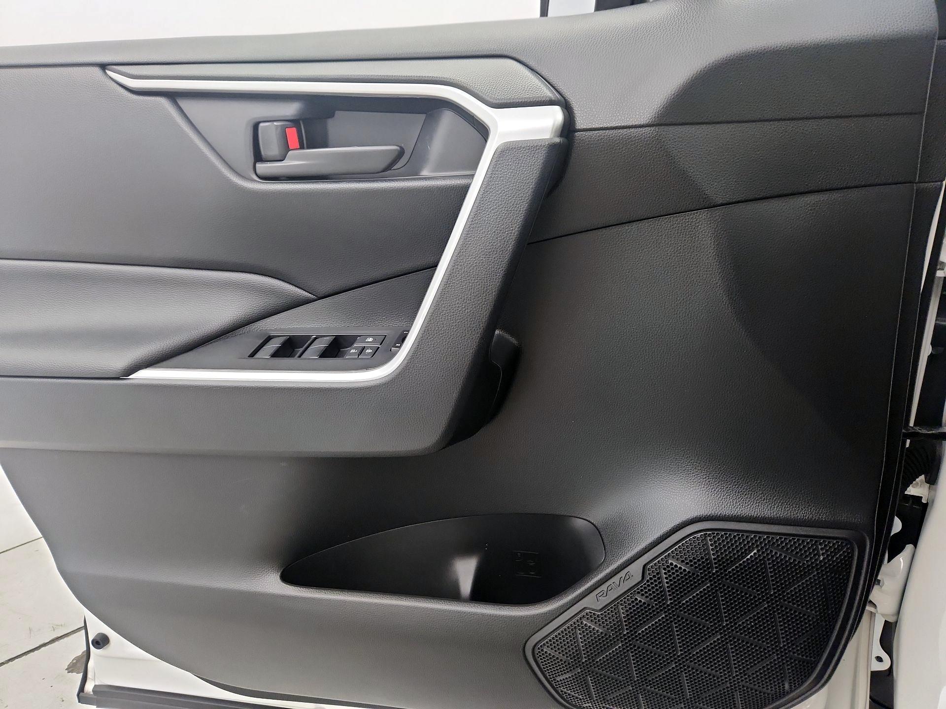 Thumbnail: 2019 Toyota RAV4 - 12