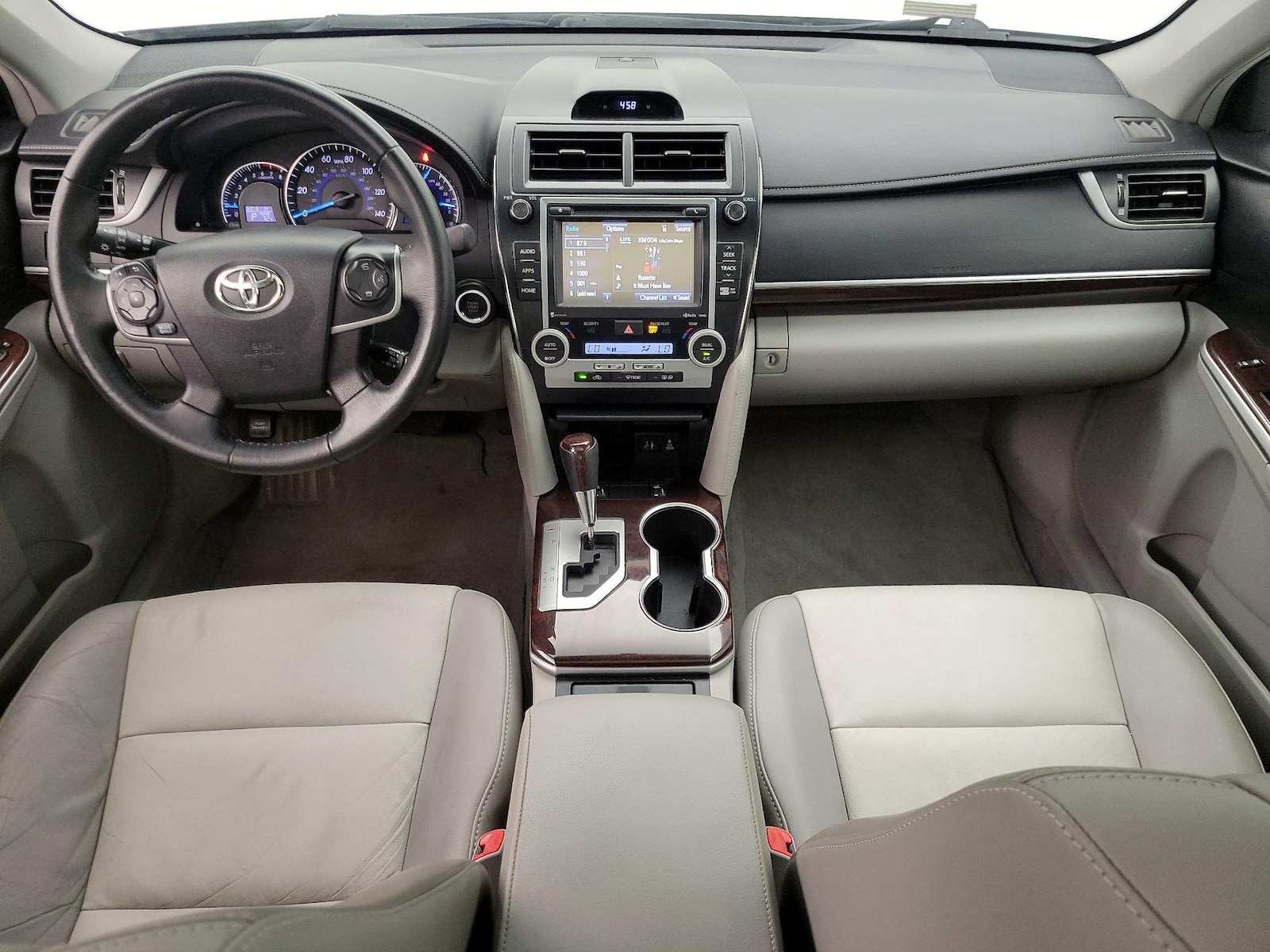 2014 Toyota Camry XLE - Photo 10