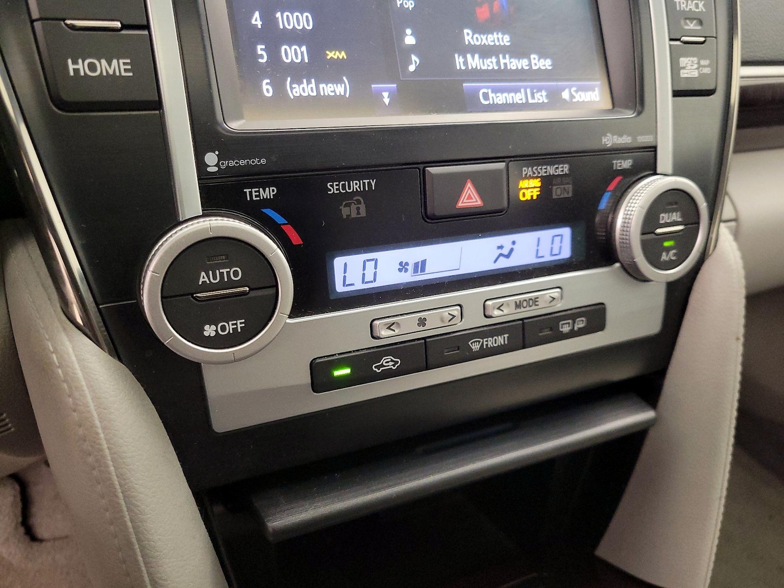 2014 Toyota Camry XLE - Photo 17