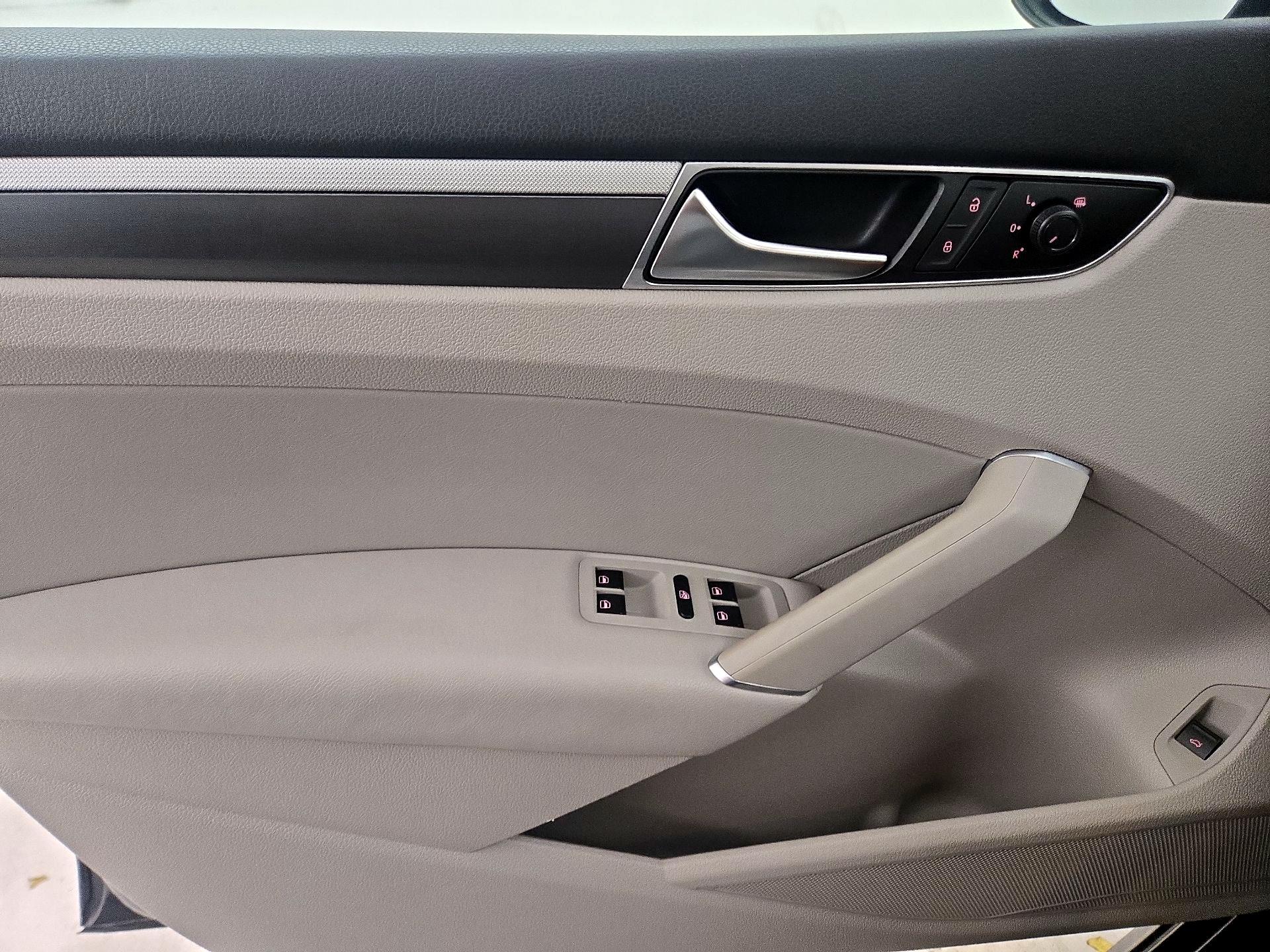 Thumbnail: 2018 Volkswagen Passat - 12