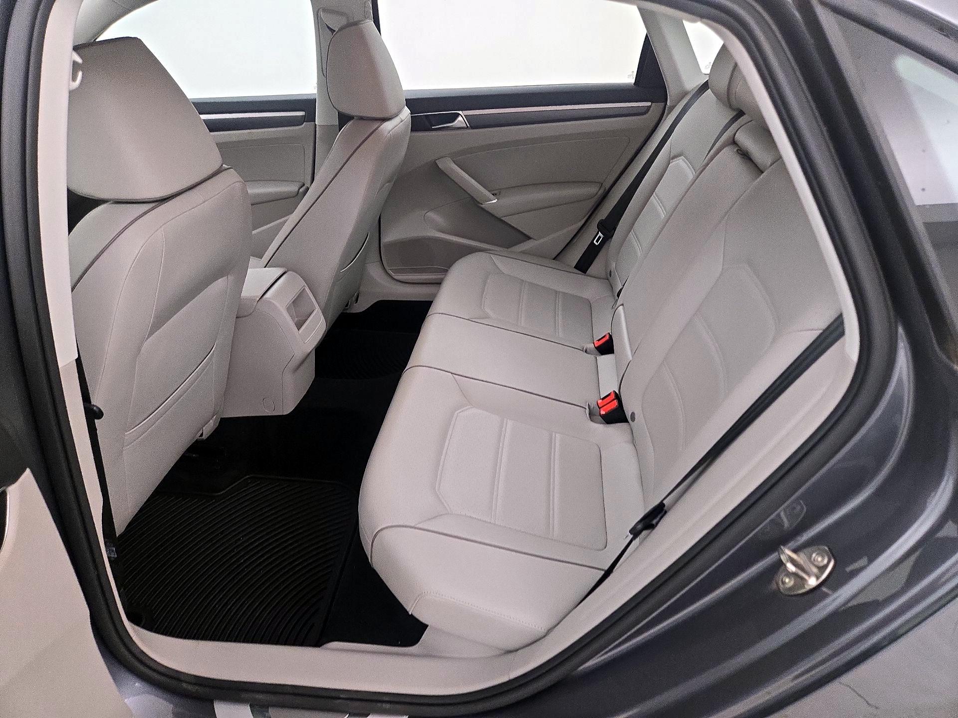 Thumbnail: 2018 Volkswagen Passat - 18
