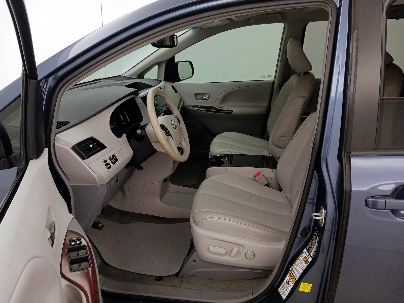 2014 Toyota Sienna XLE - Photo 12