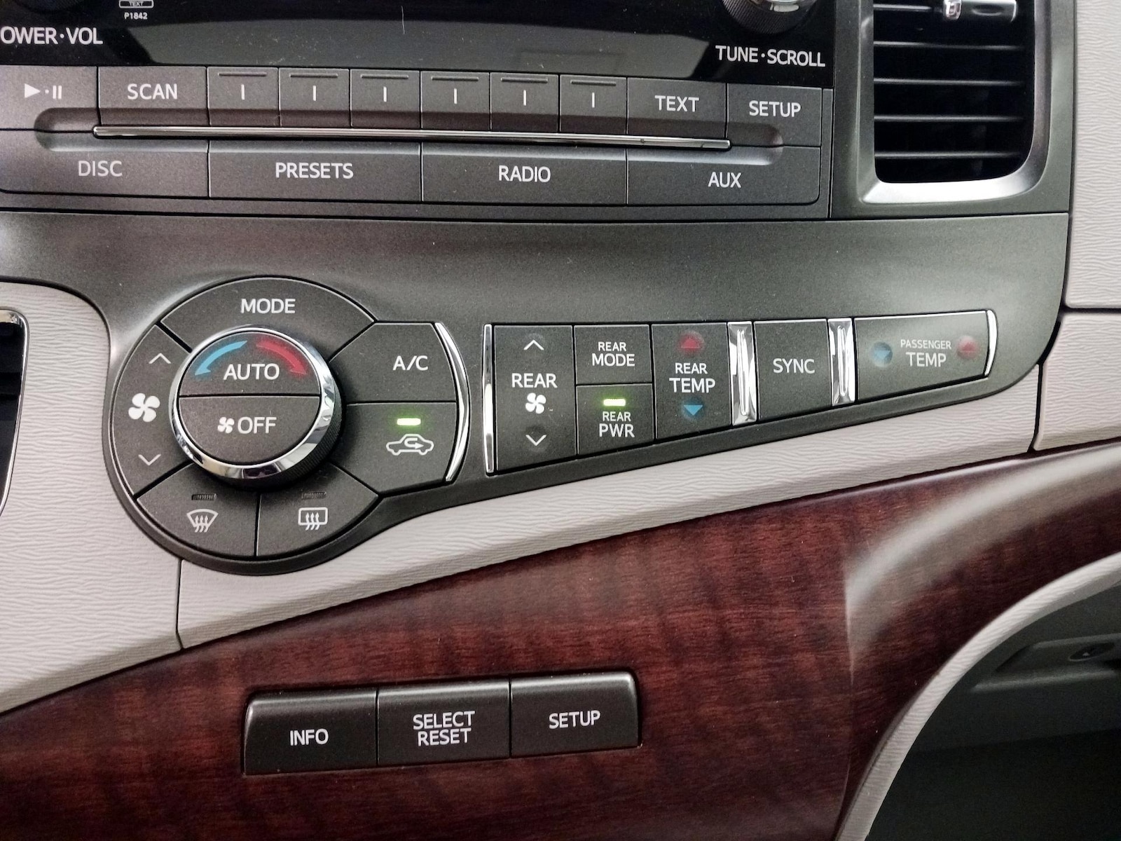 2014 Toyota Sienna XLE - Photo 17