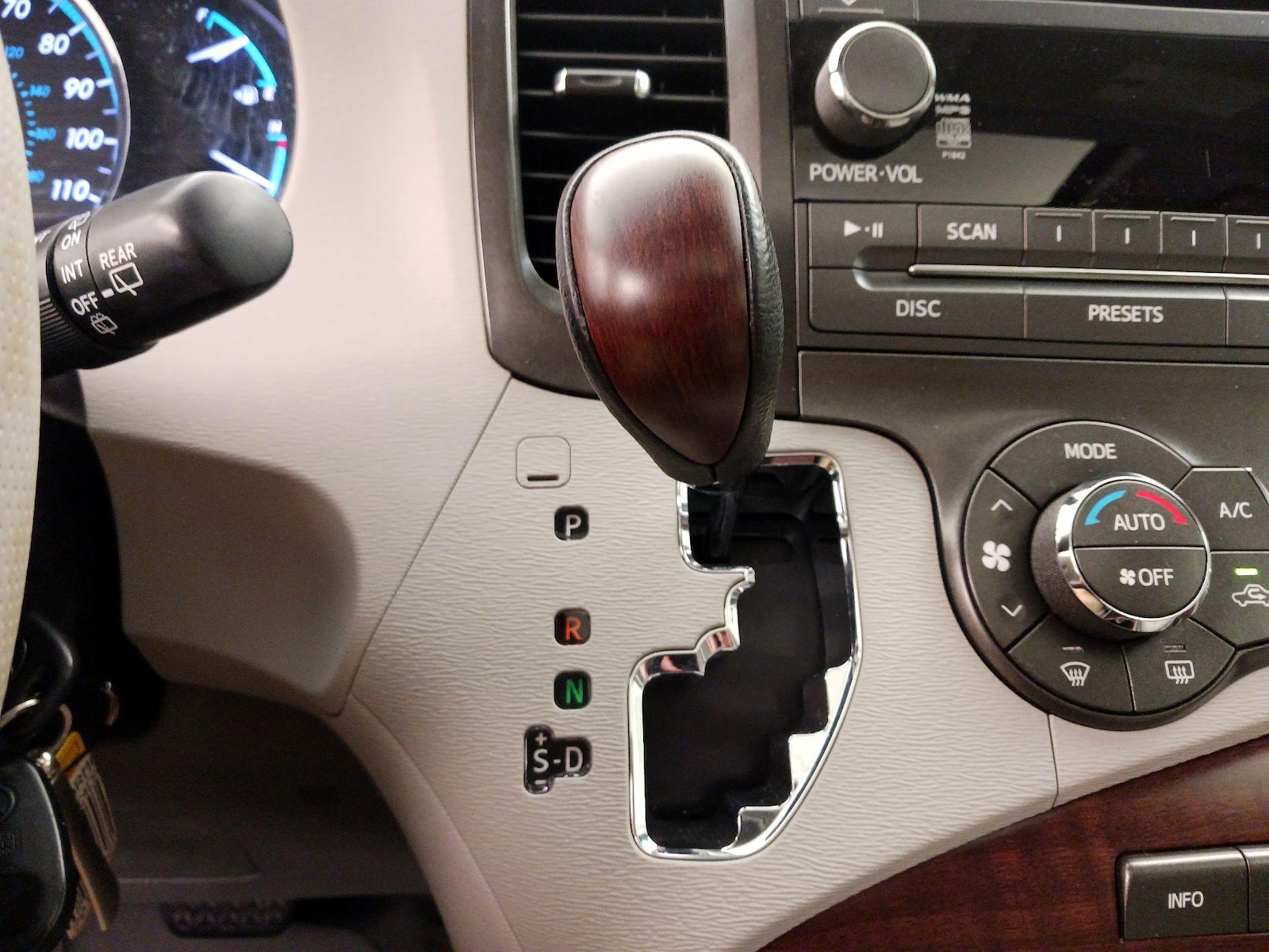 2014 Toyota Sienna XLE - Photo 18
