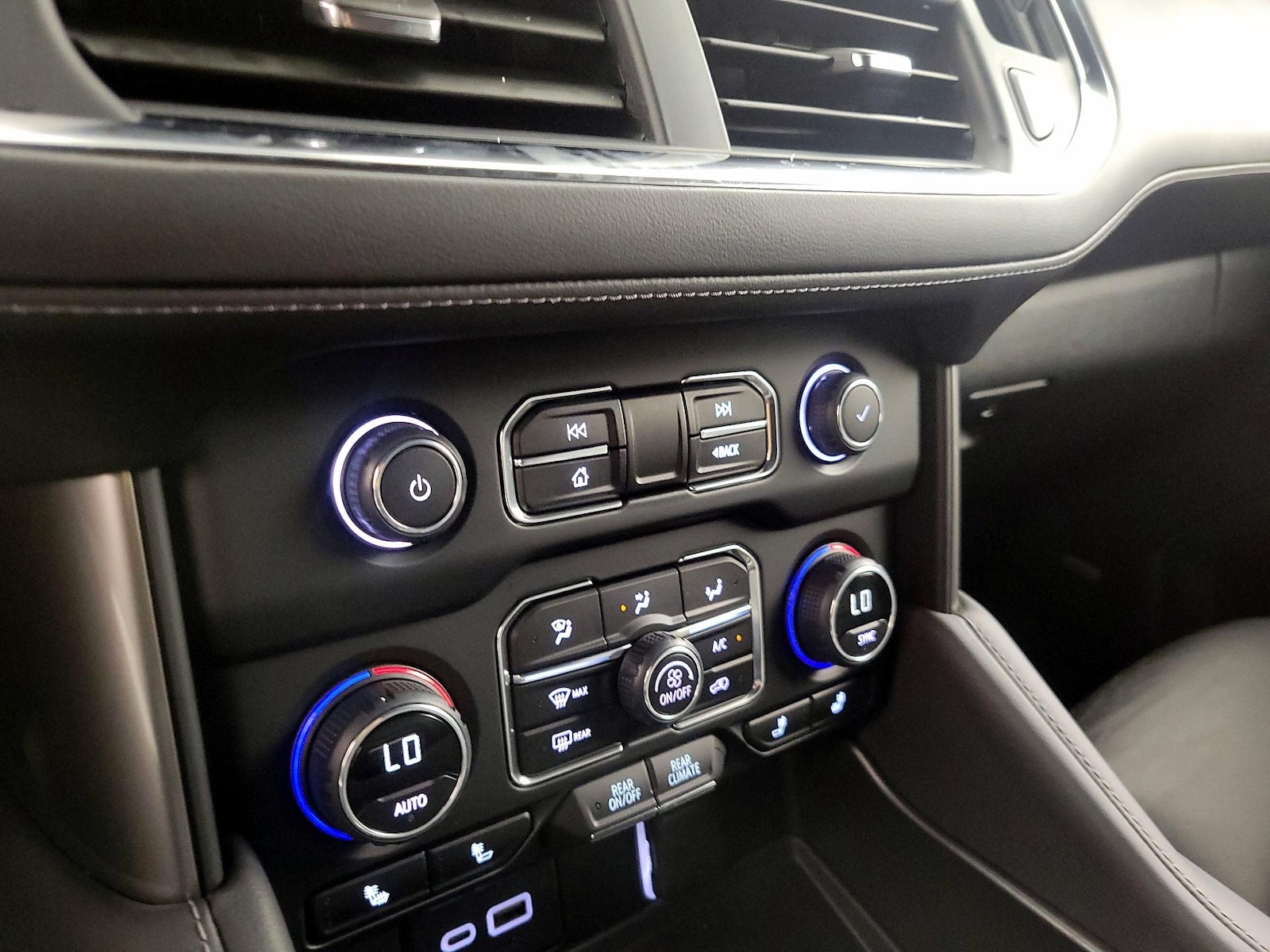 2023 Chevrolet Suburban LT - Photo 17