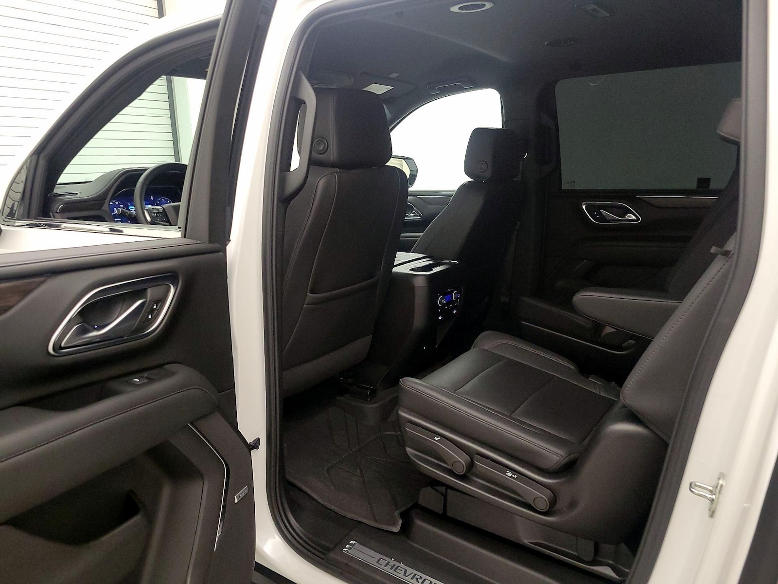 2023 Chevrolet Suburban LT - Photo 19