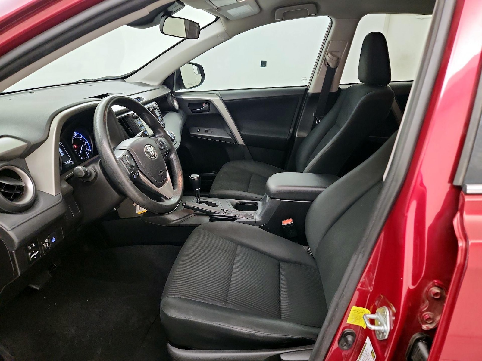2018 Toyota RAV4 LE - Photo 10