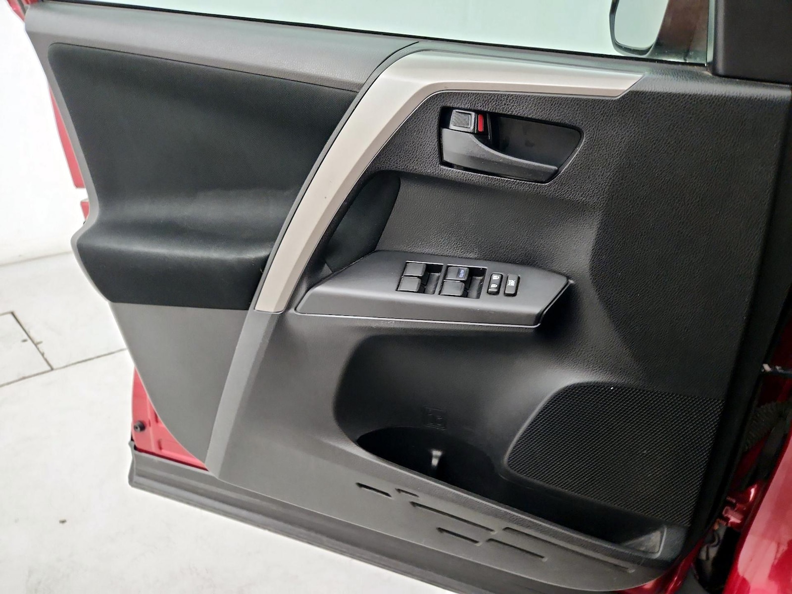 2018 Toyota RAV4 LE - Photo 11
