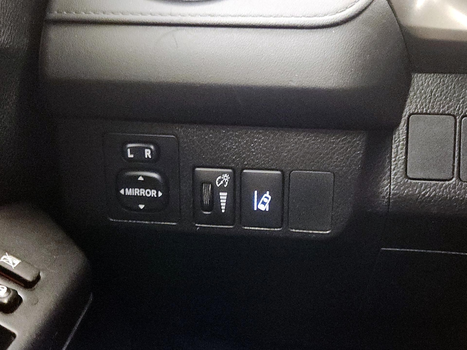 2018 Toyota RAV4 LE - Photo 12