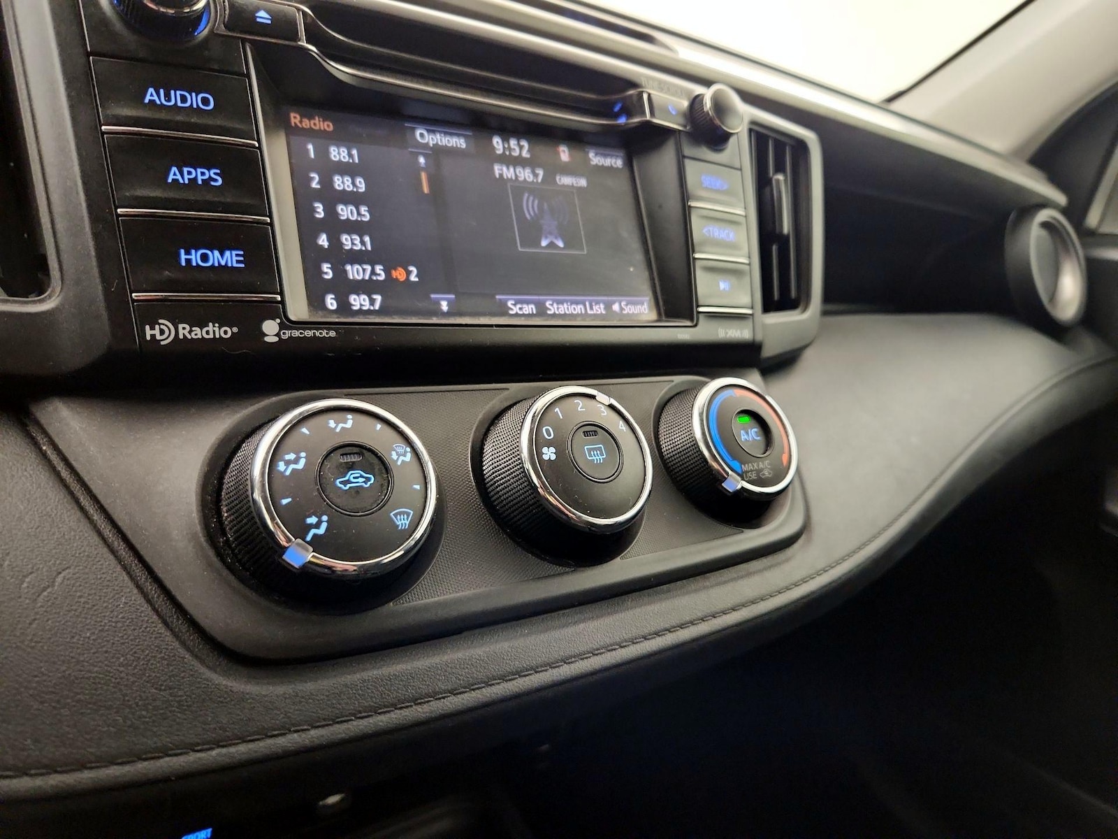 2018 Toyota RAV4 LE - Photo 15