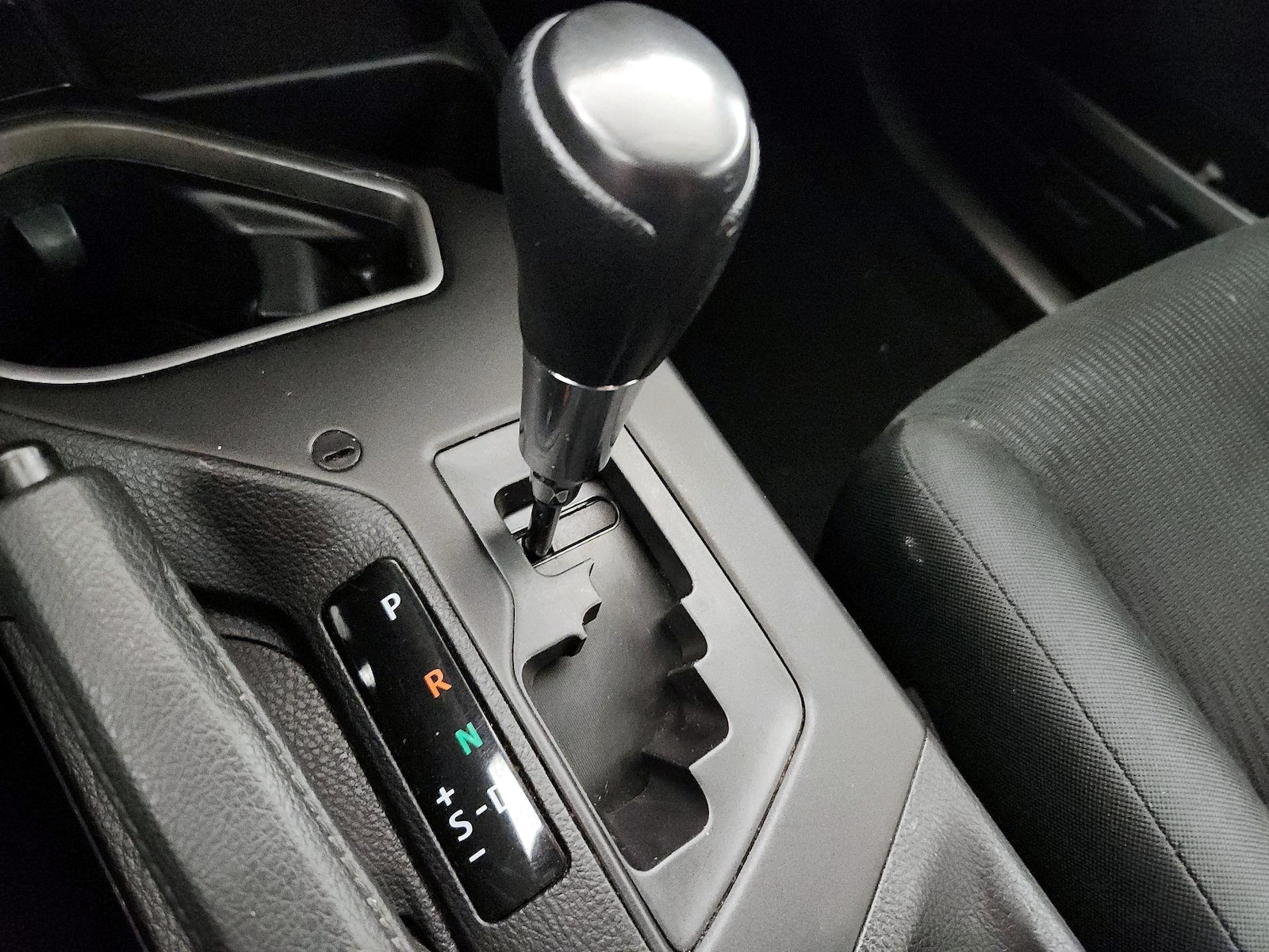 2018 Toyota RAV4 LE - Photo 16