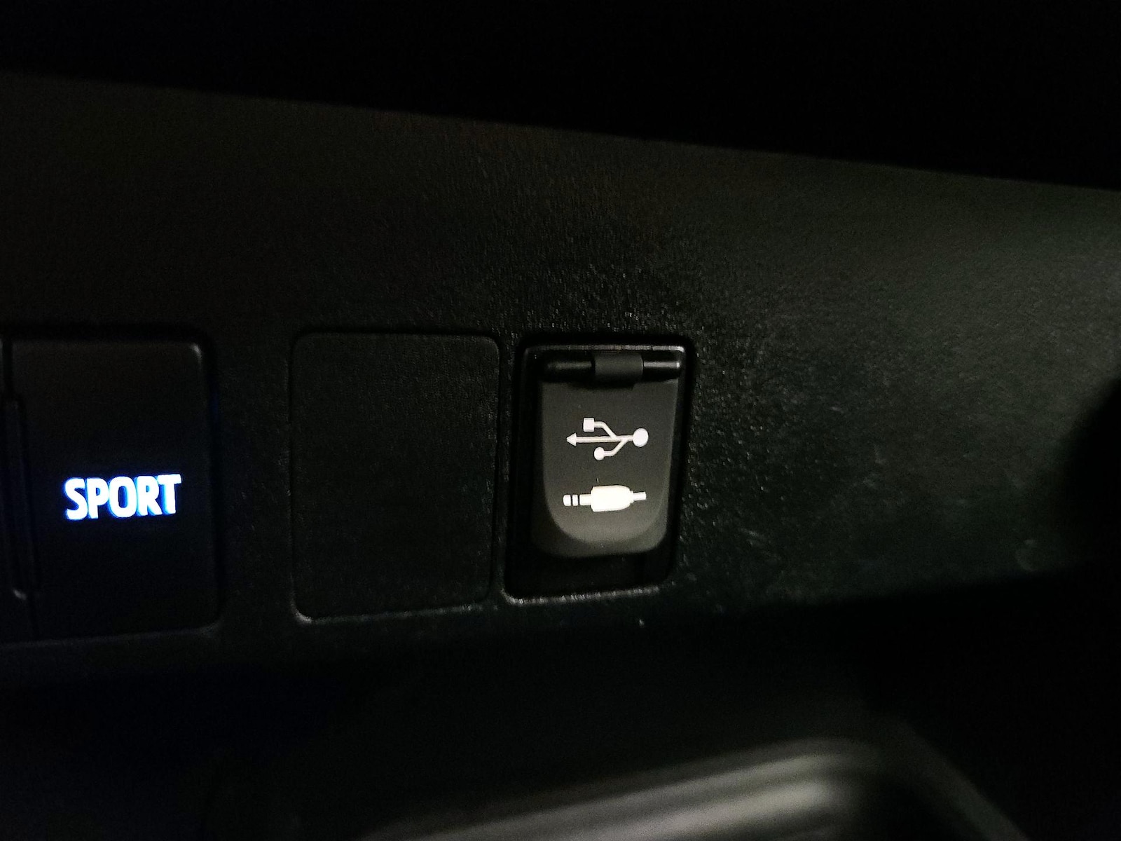 2018 Toyota RAV4 LE - Photo 17