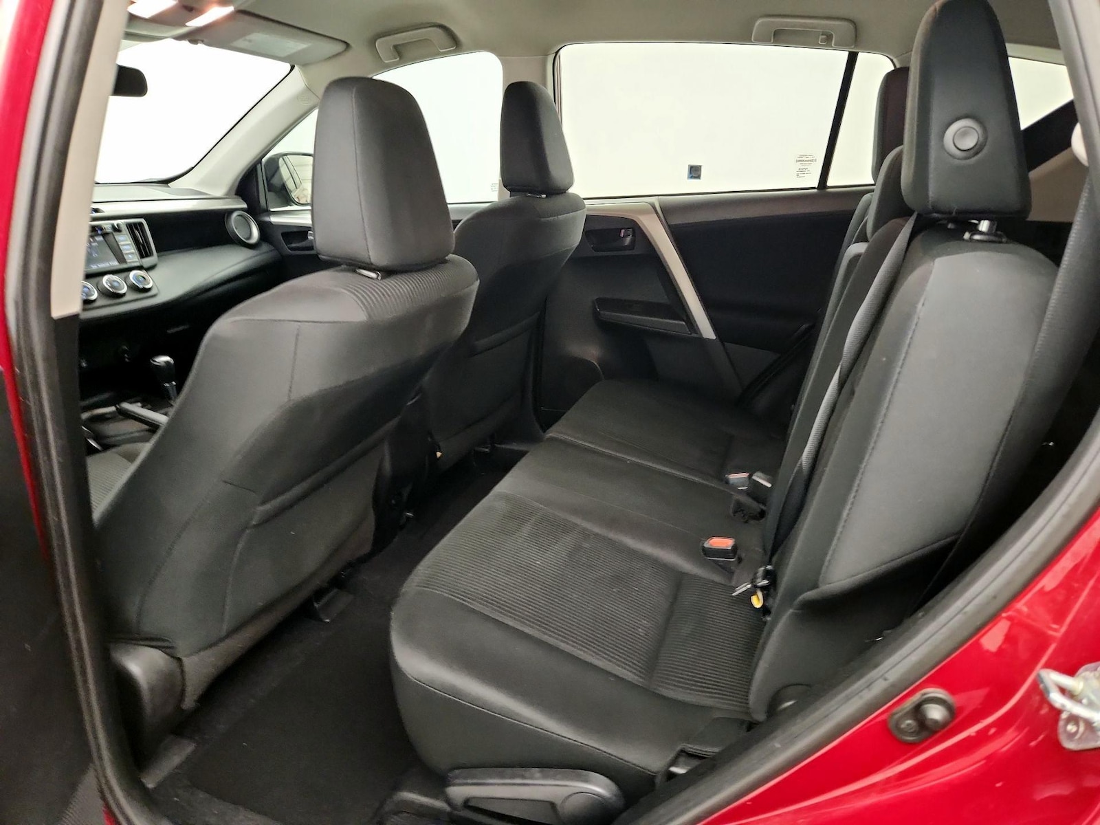 2018 Toyota RAV4 LE - Photo 18