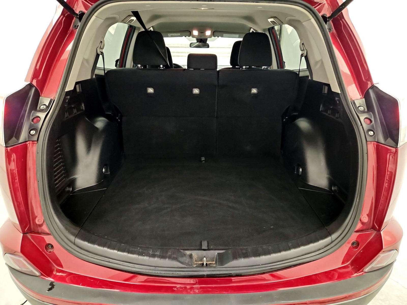 2018 Toyota RAV4 LE - Photo 19