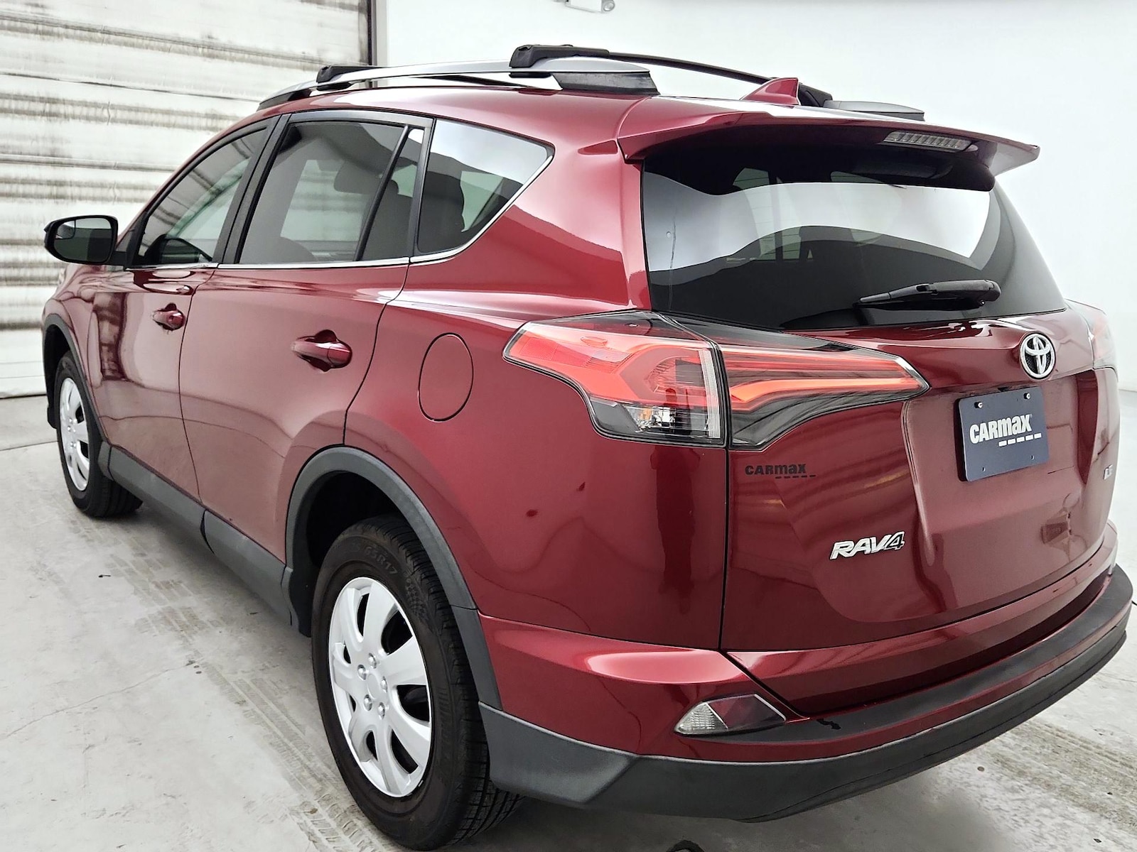 2018 Toyota RAV4 LE - Photo 7