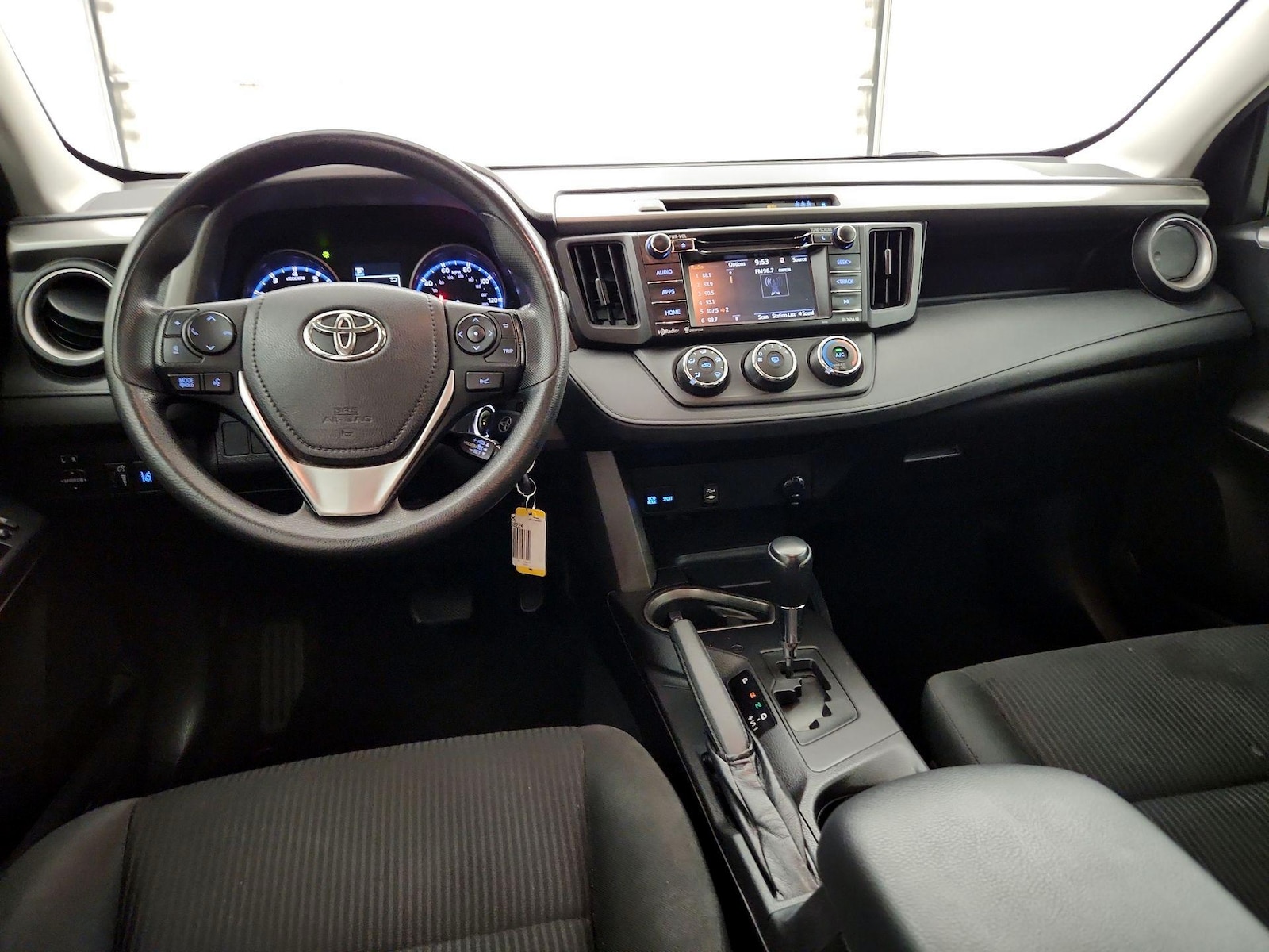 2018 Toyota RAV4 LE - Photo 8