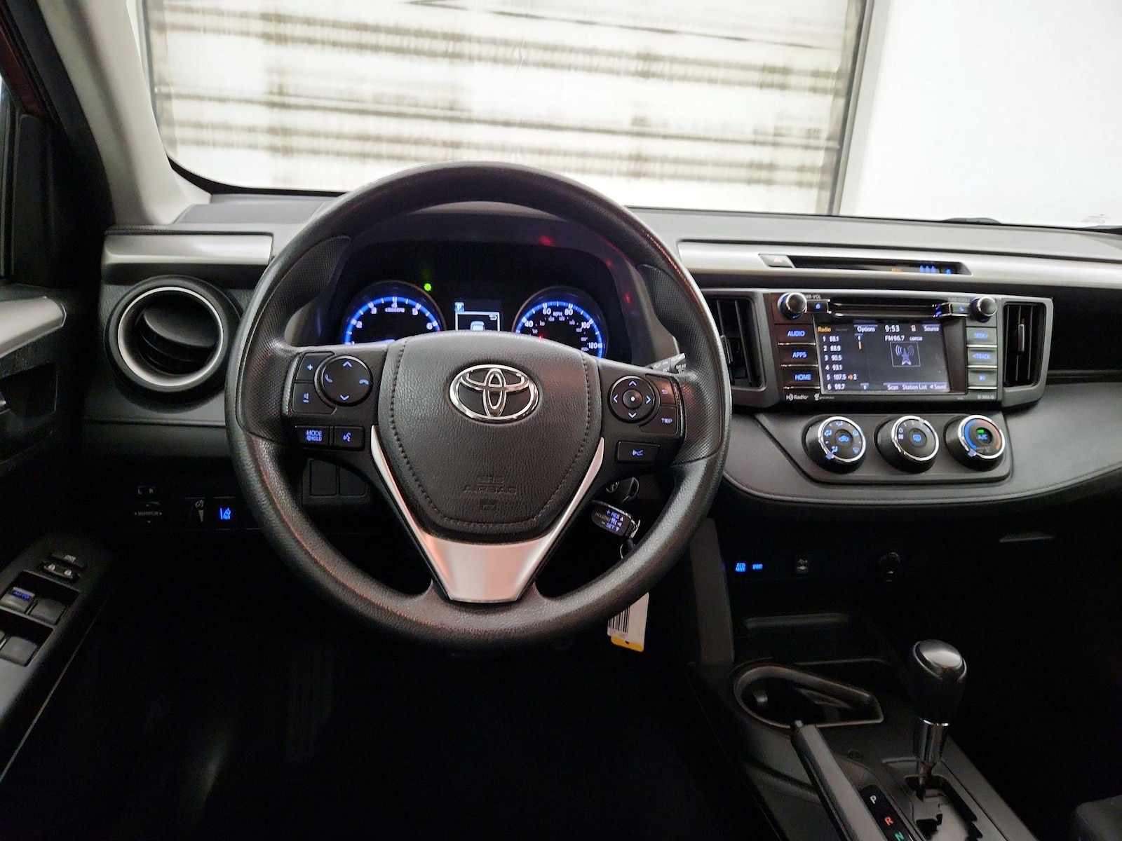 2018 Toyota RAV4 LE - Photo 9