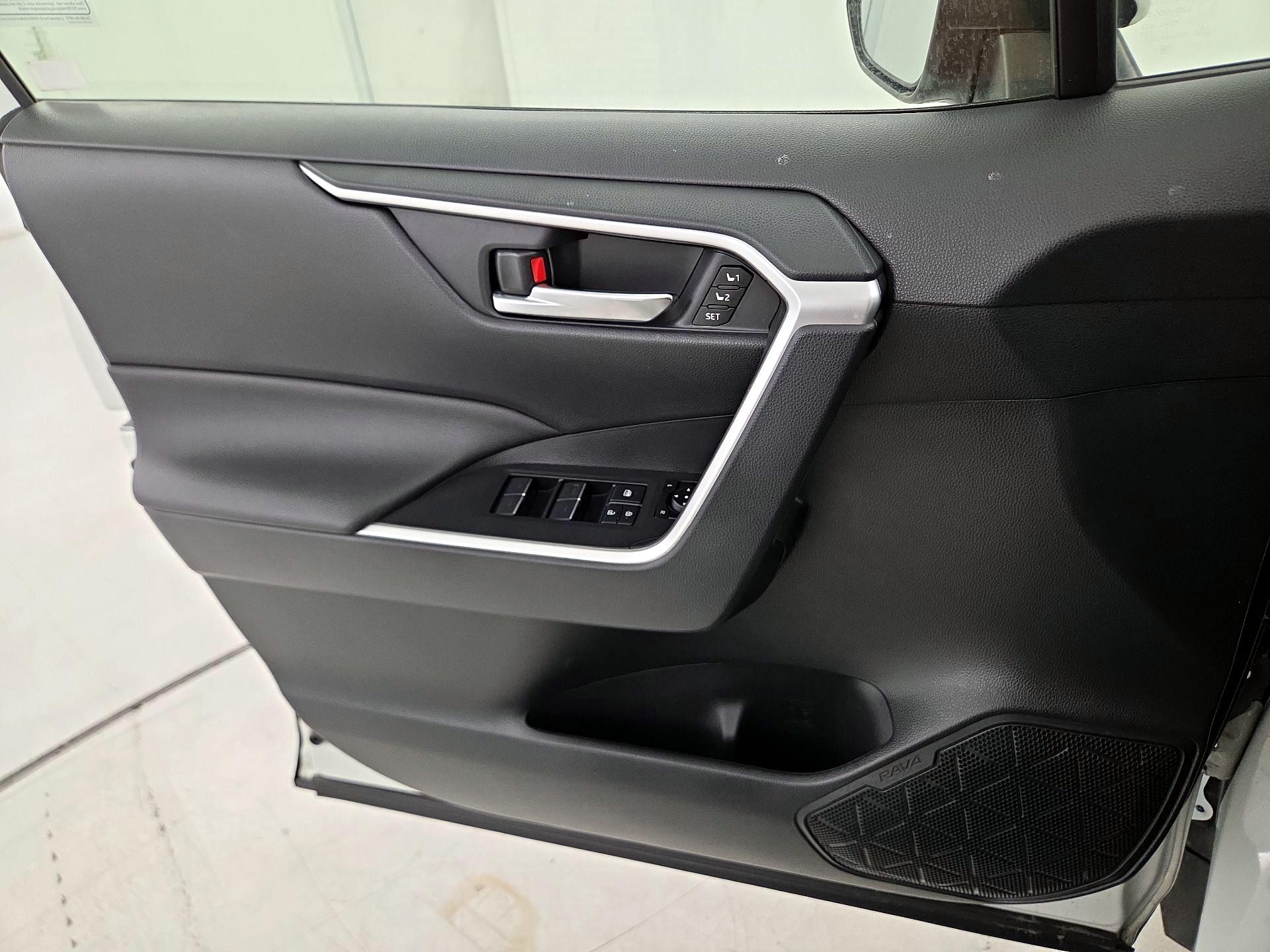 Thumbnail: 2022 Toyota RAV4 - 12