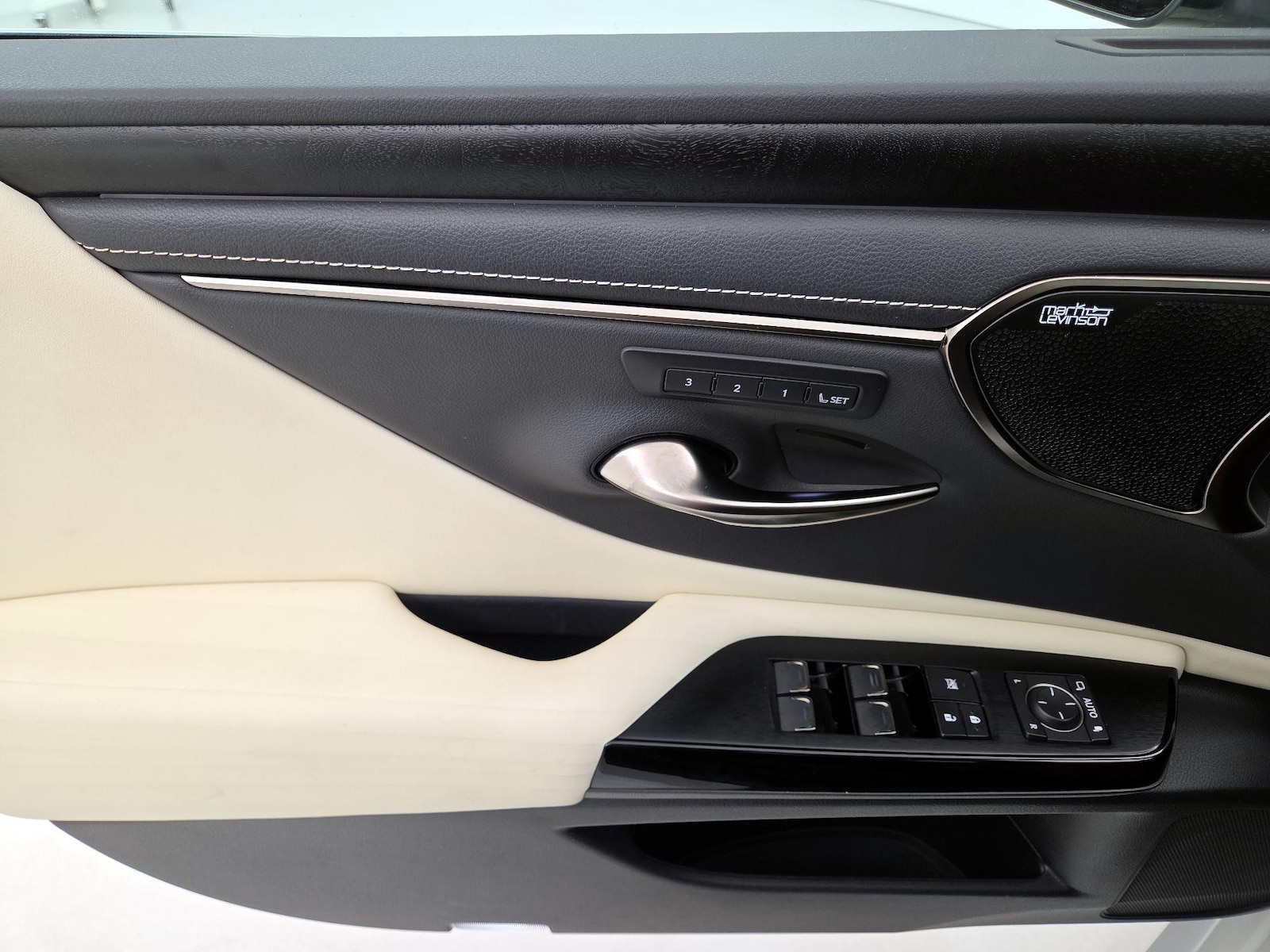 2022 Lexus ES Hybrid 300h - Photo 13