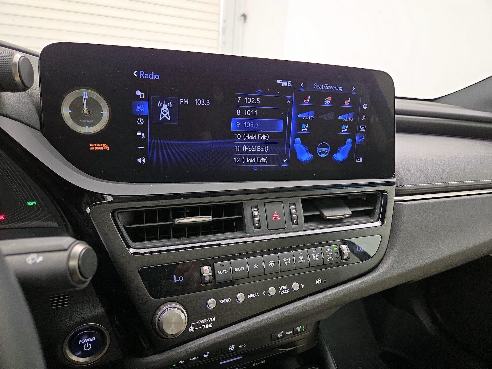 2022 Lexus ES Hybrid 300h - Photo 17