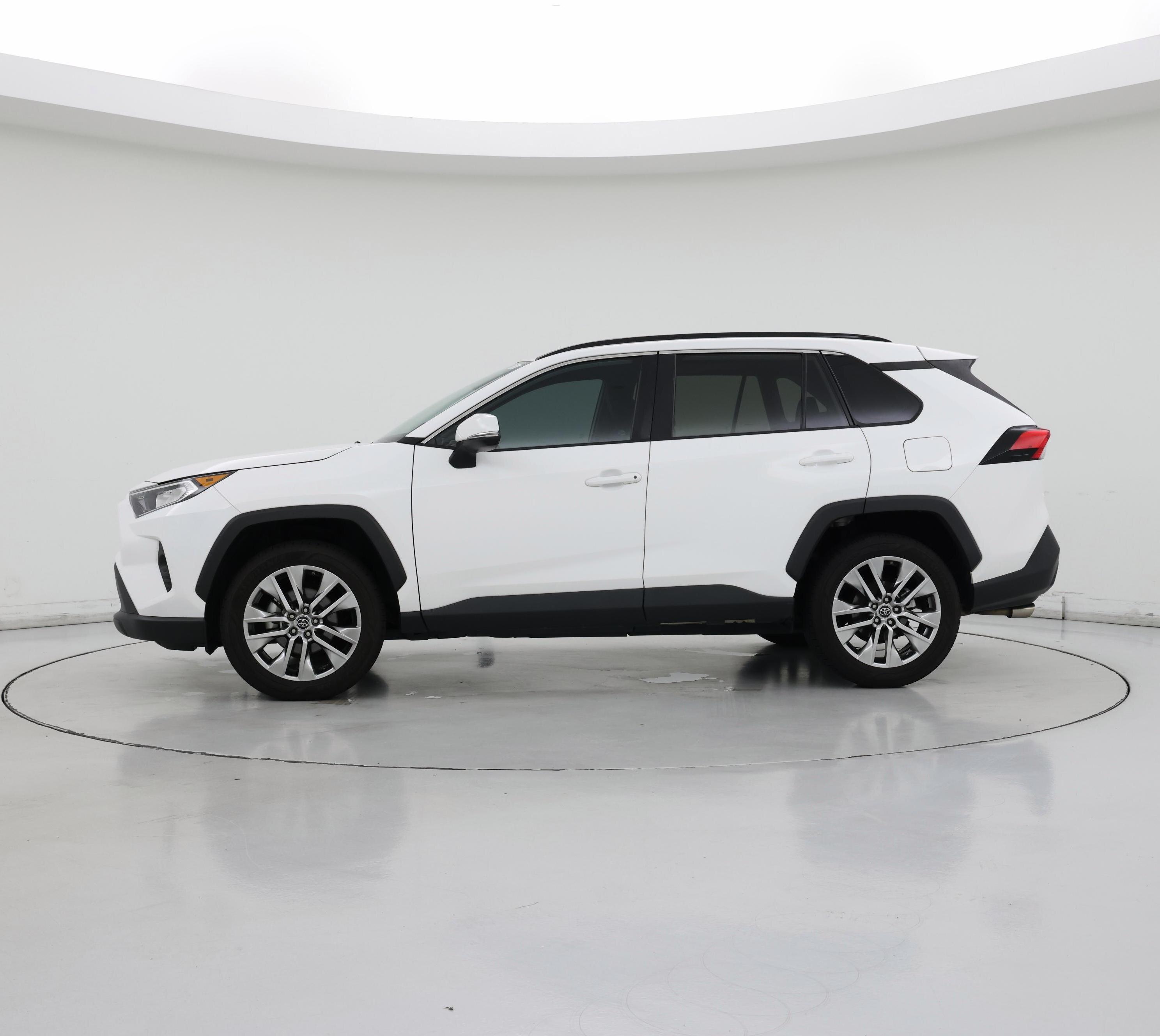 Thumbnail: 2019 Toyota RAV4 - 3