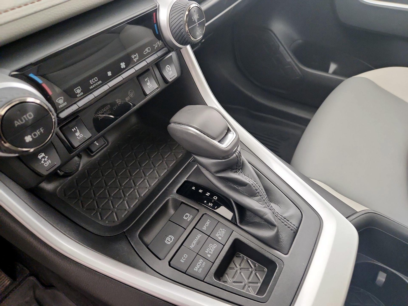 2022 Toyota RAV4 XLE Premium - Photo 16