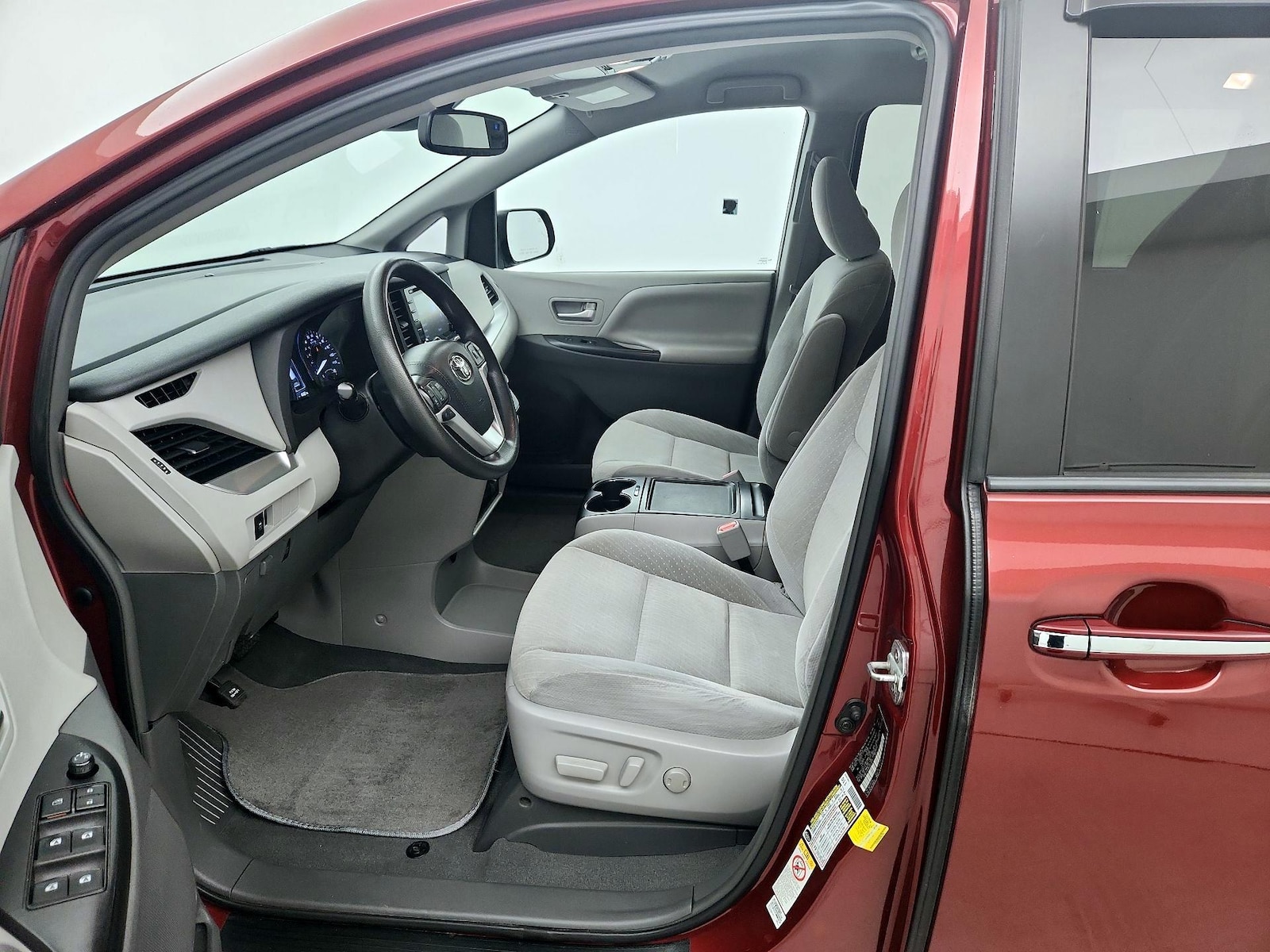 2019 Toyota Sienna LE - Photo 10