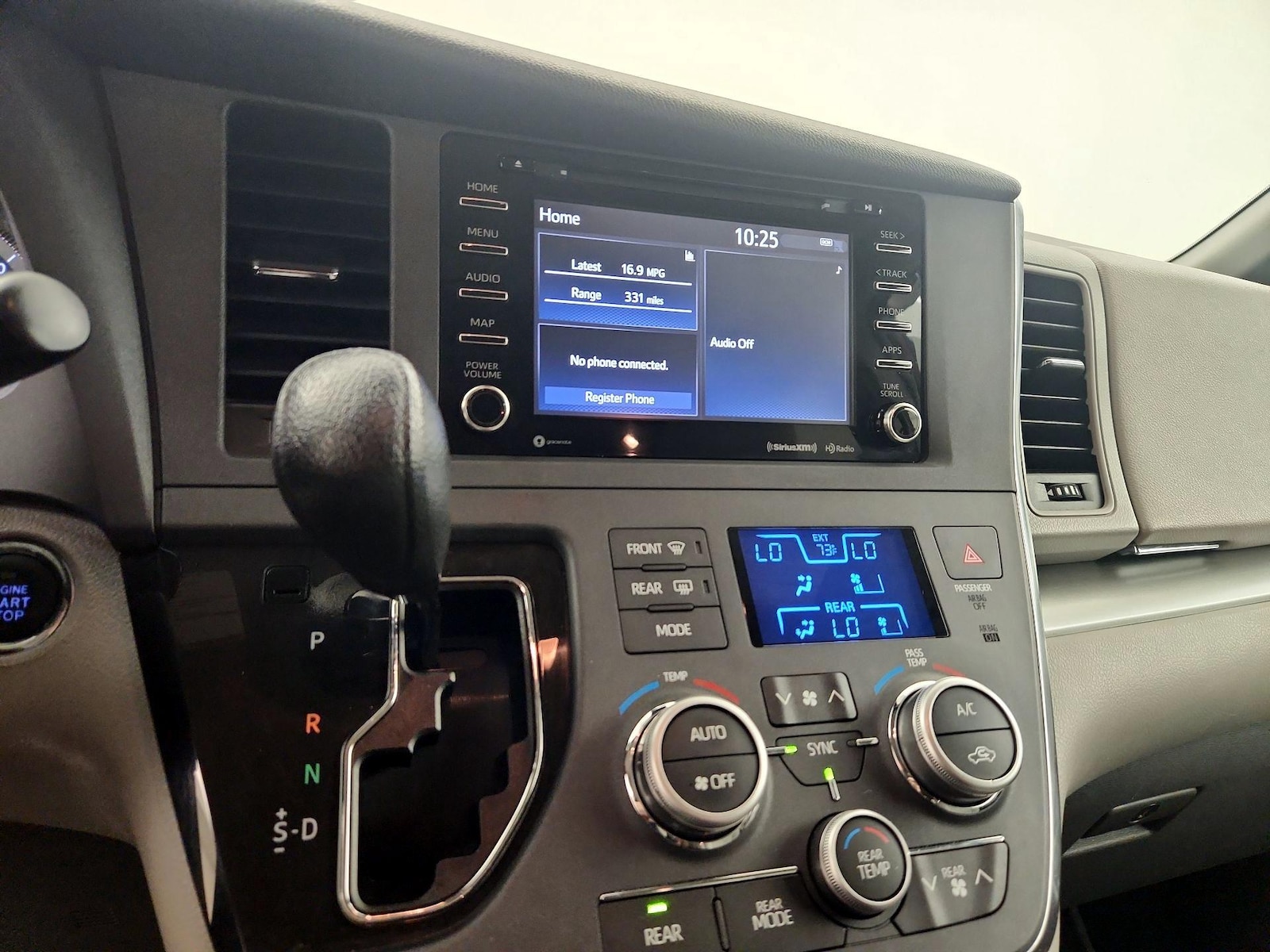 2019 Toyota Sienna LE - Photo 16