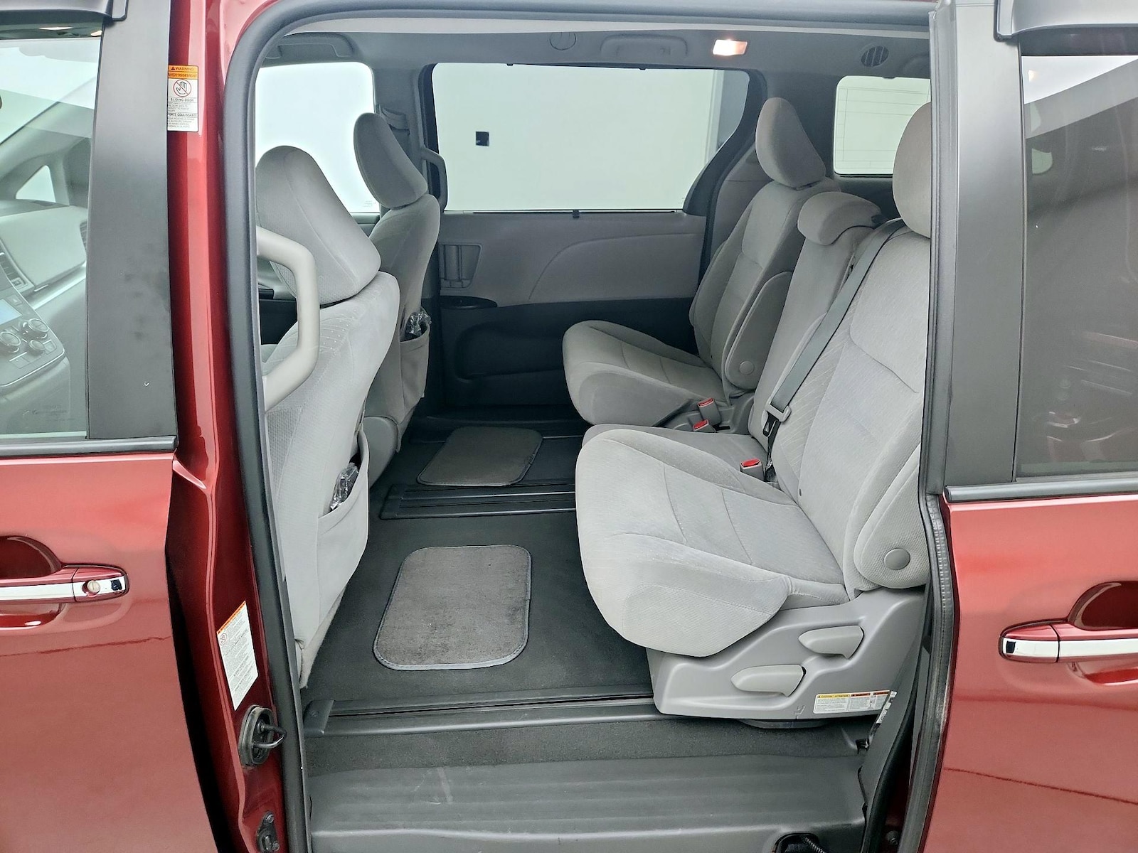 2019 Toyota Sienna LE - Photo 18