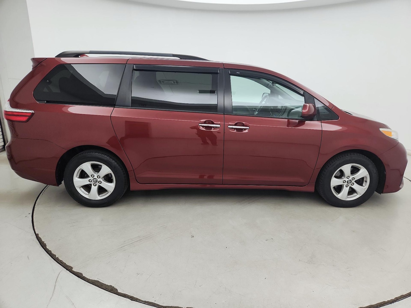 2019 Toyota Sienna LE - Photo 4