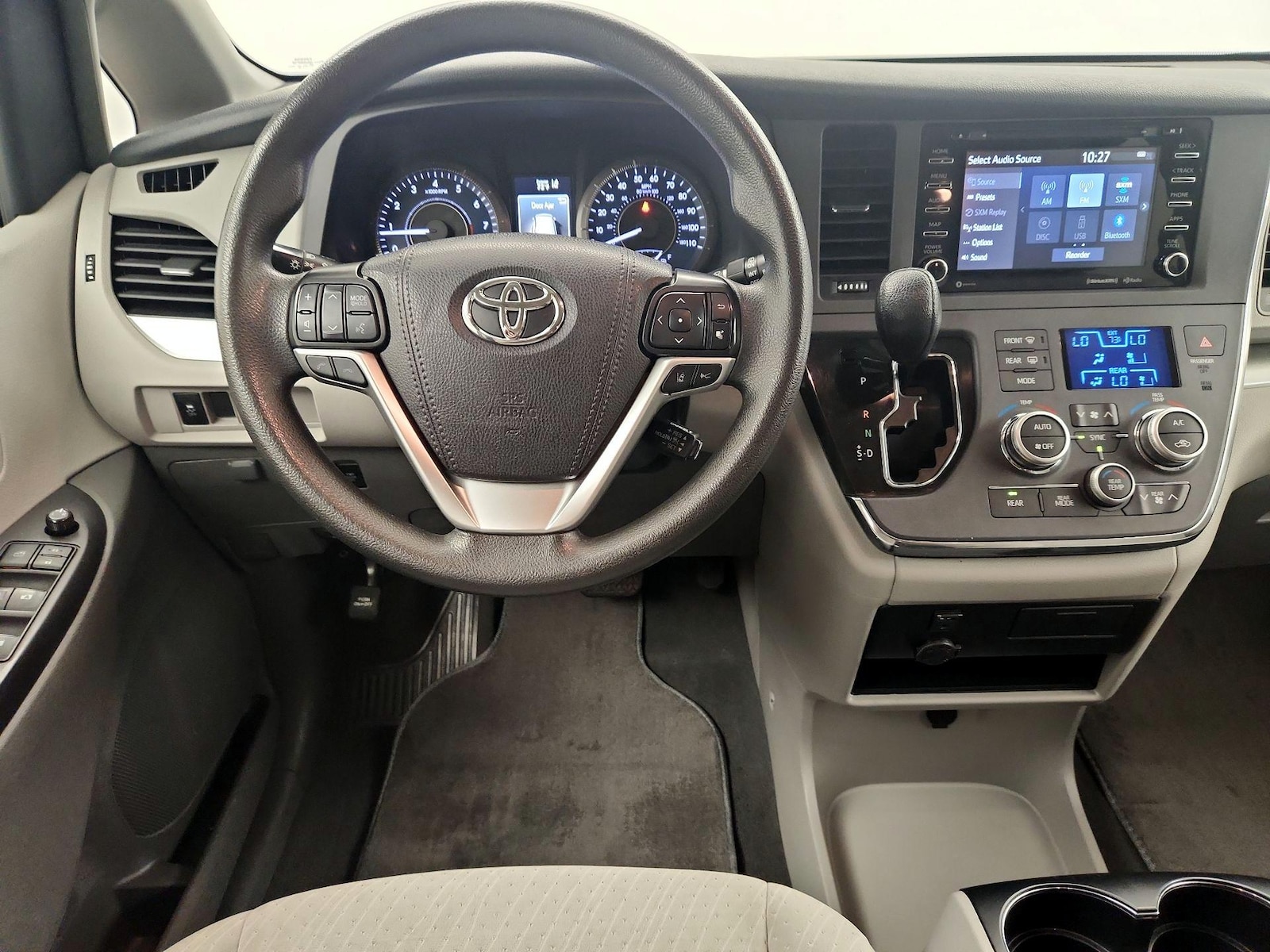 2019 Toyota Sienna LE - Photo 9