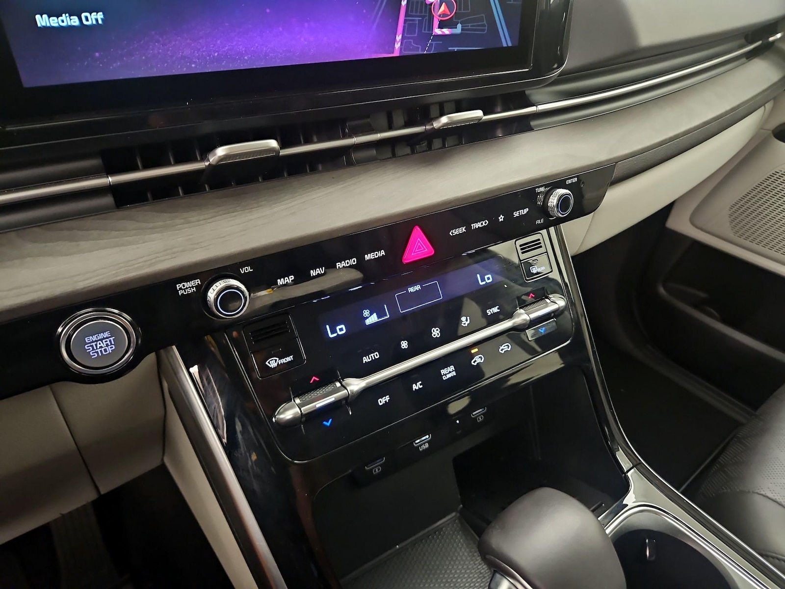 2024 Kia Carnival EX - Photo 18