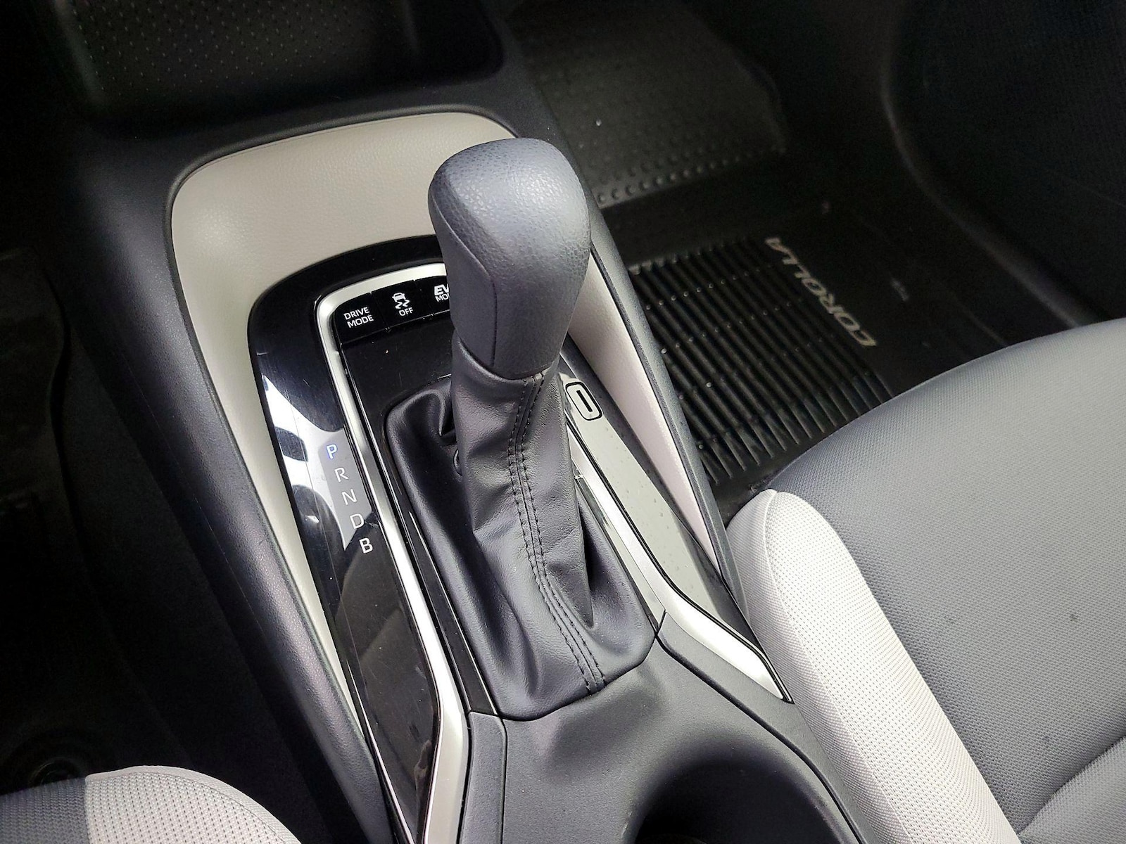 2023 Toyota Corolla LE - Photo 18