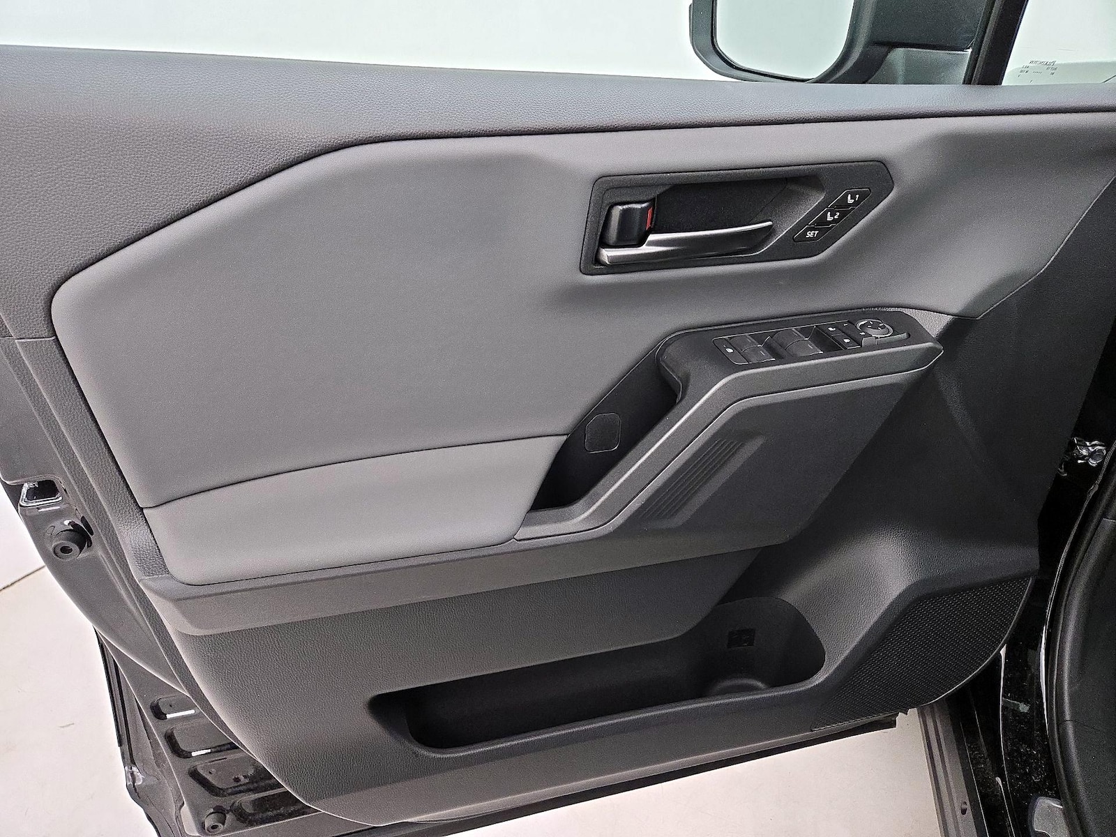 2026 Toyota RAV4 XSE - Photo 13