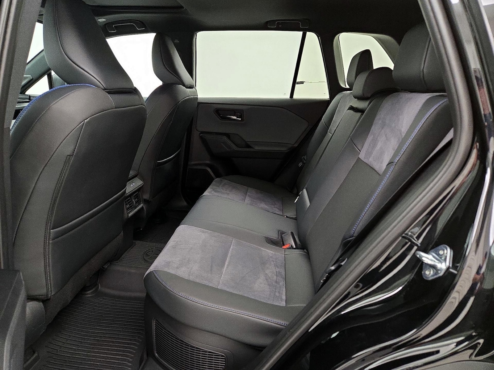 2026 Toyota RAV4 XSE - Photo 21