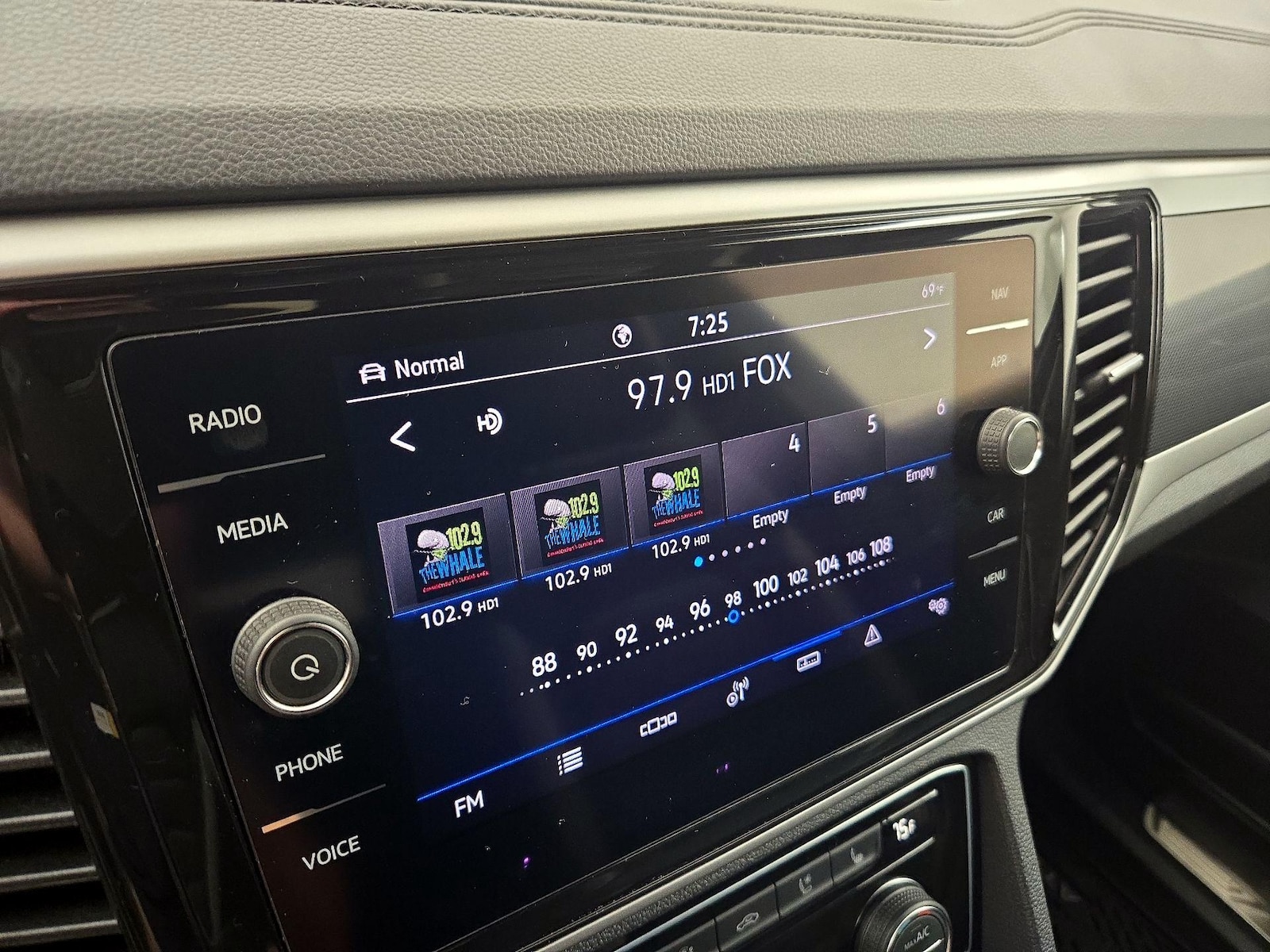 2021 Volkswagen Atlas Cross Sport SEL Premium R-Line - Photo 17