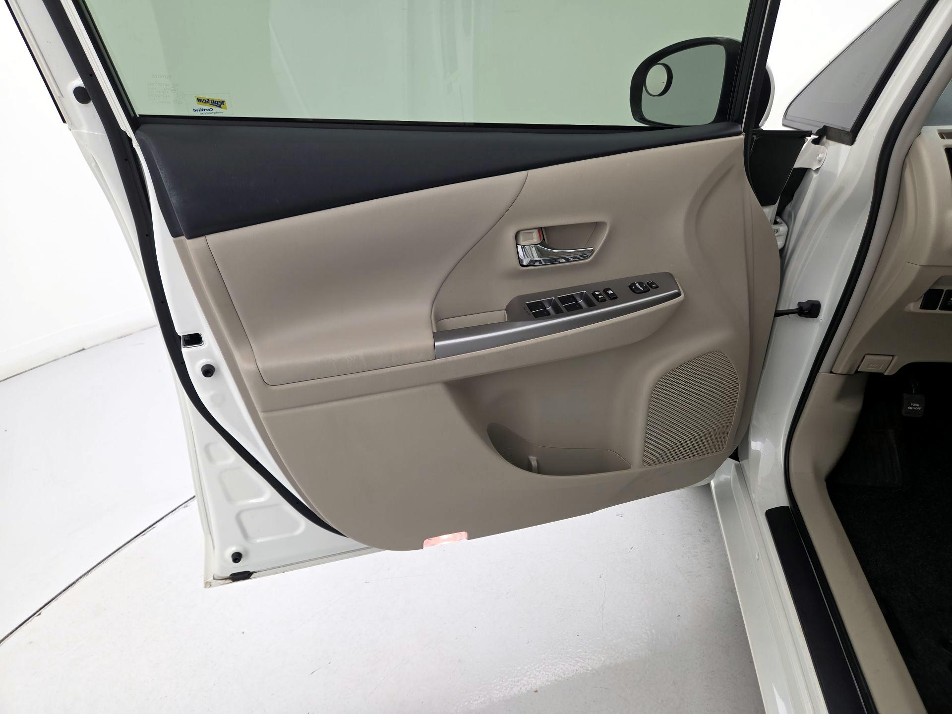 Thumbnail: 2017 Toyota Prius v - 12